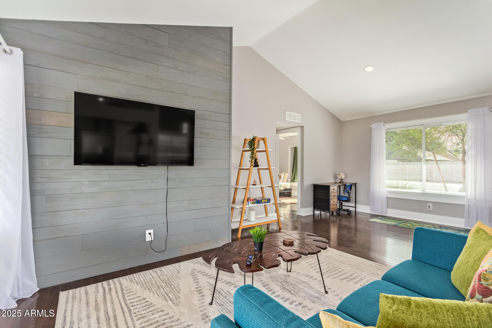 1118 E WICKIEUP Lane