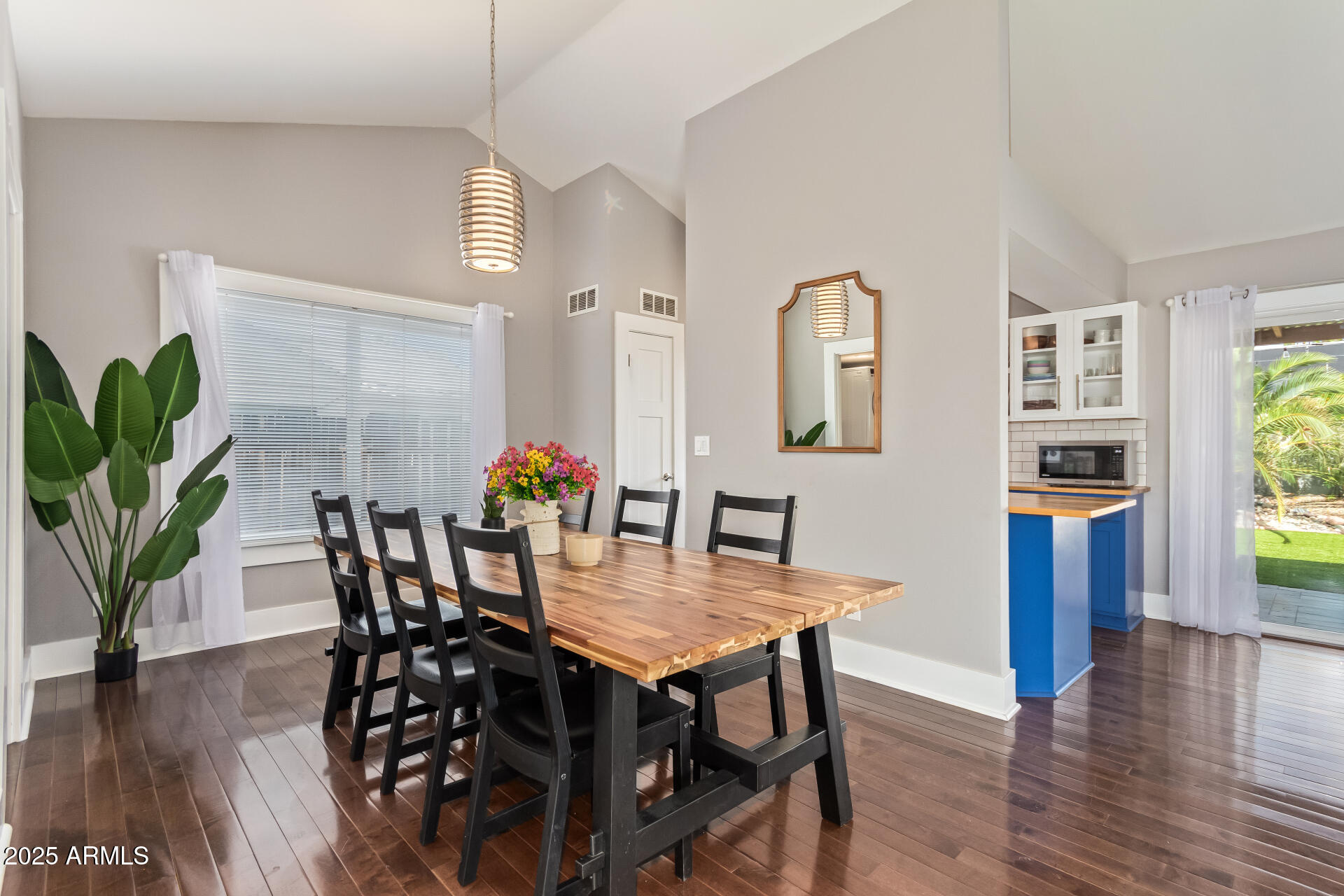 1118 E WICKIEUP Lane