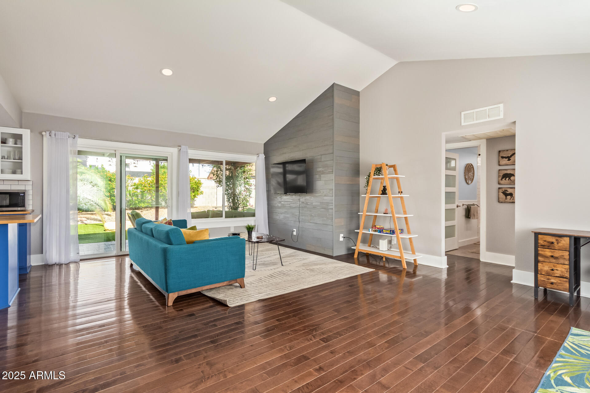 1118 E WICKIEUP Lane