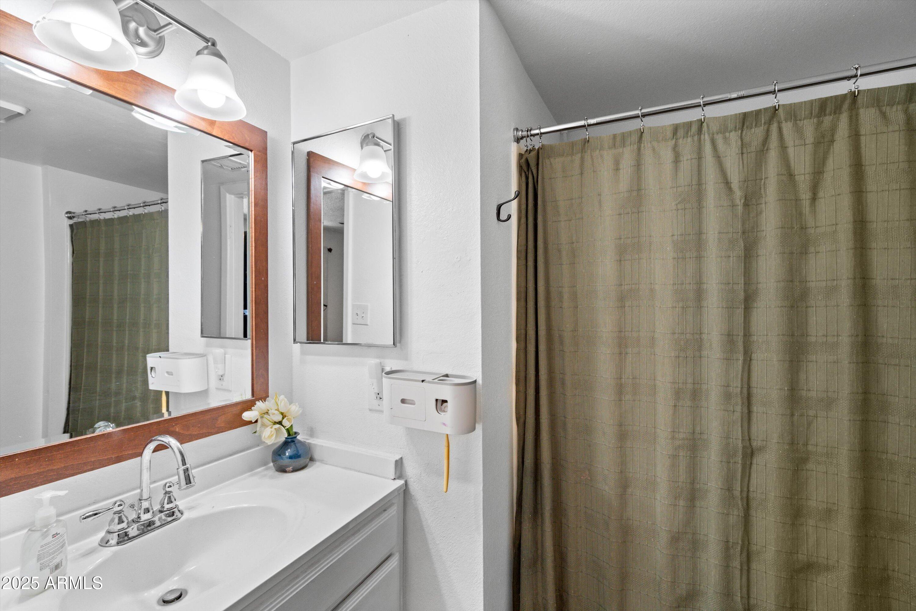 1430 W LA JOLLA Drive