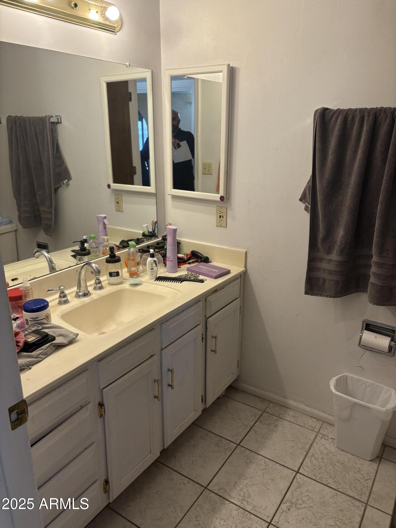 817 W KNOWLES Circle