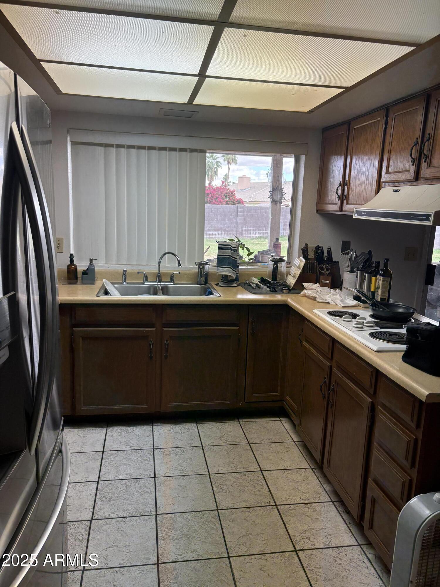 817 W KNOWLES Circle