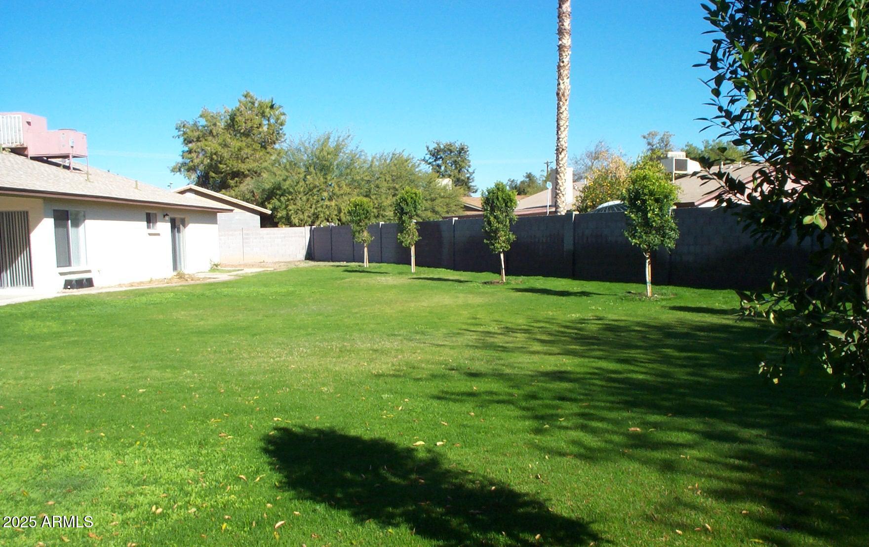 817 W KNOWLES Circle