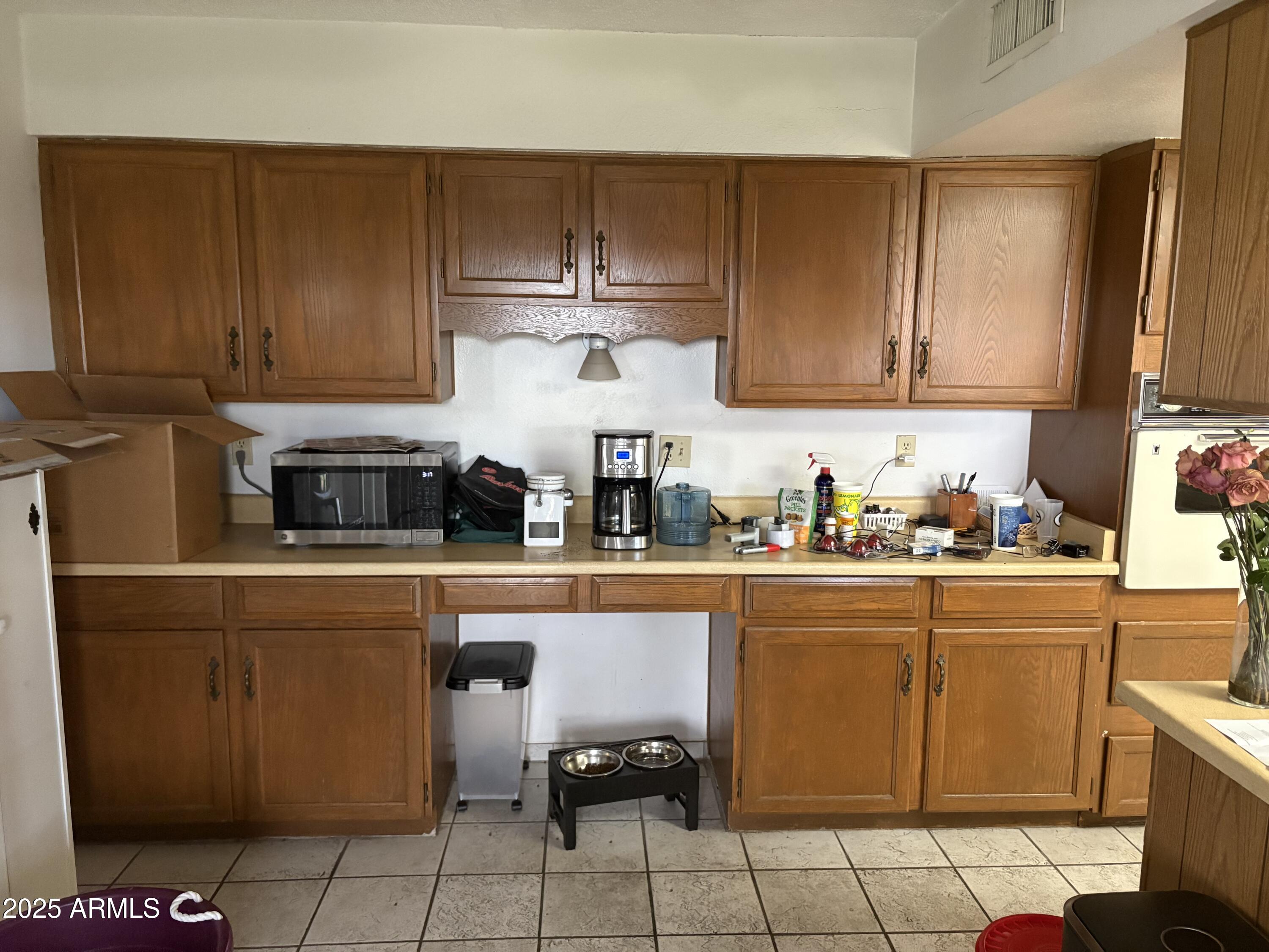 817 W KNOWLES Circle