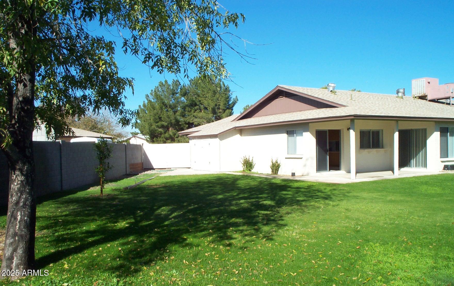 817 W KNOWLES Circle