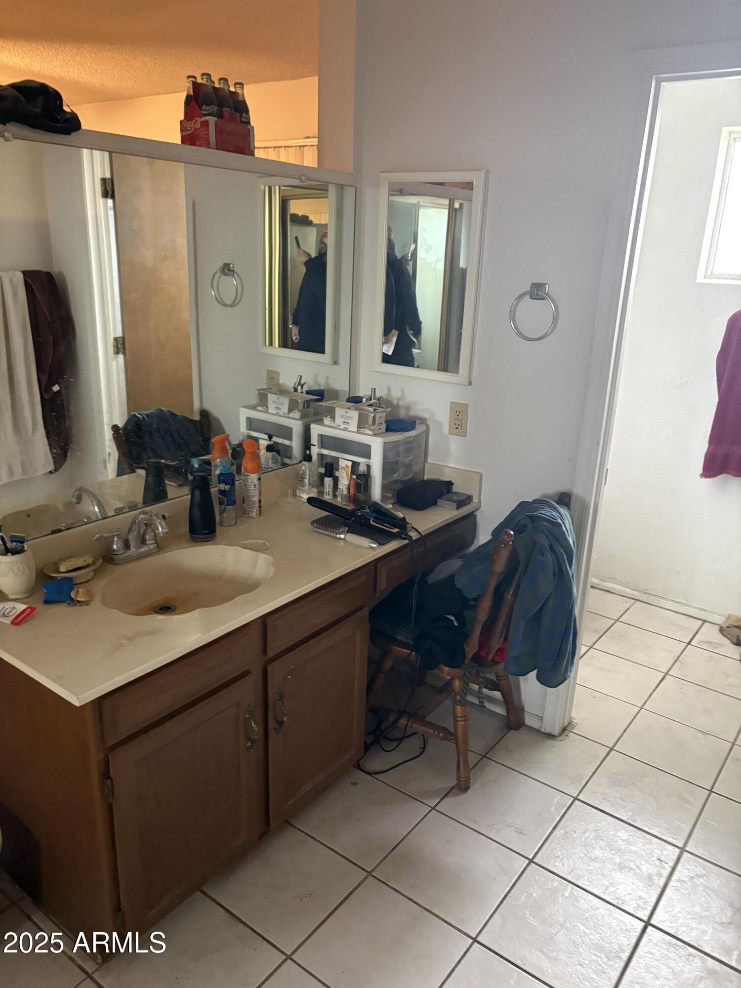 817 W KNOWLES Circle