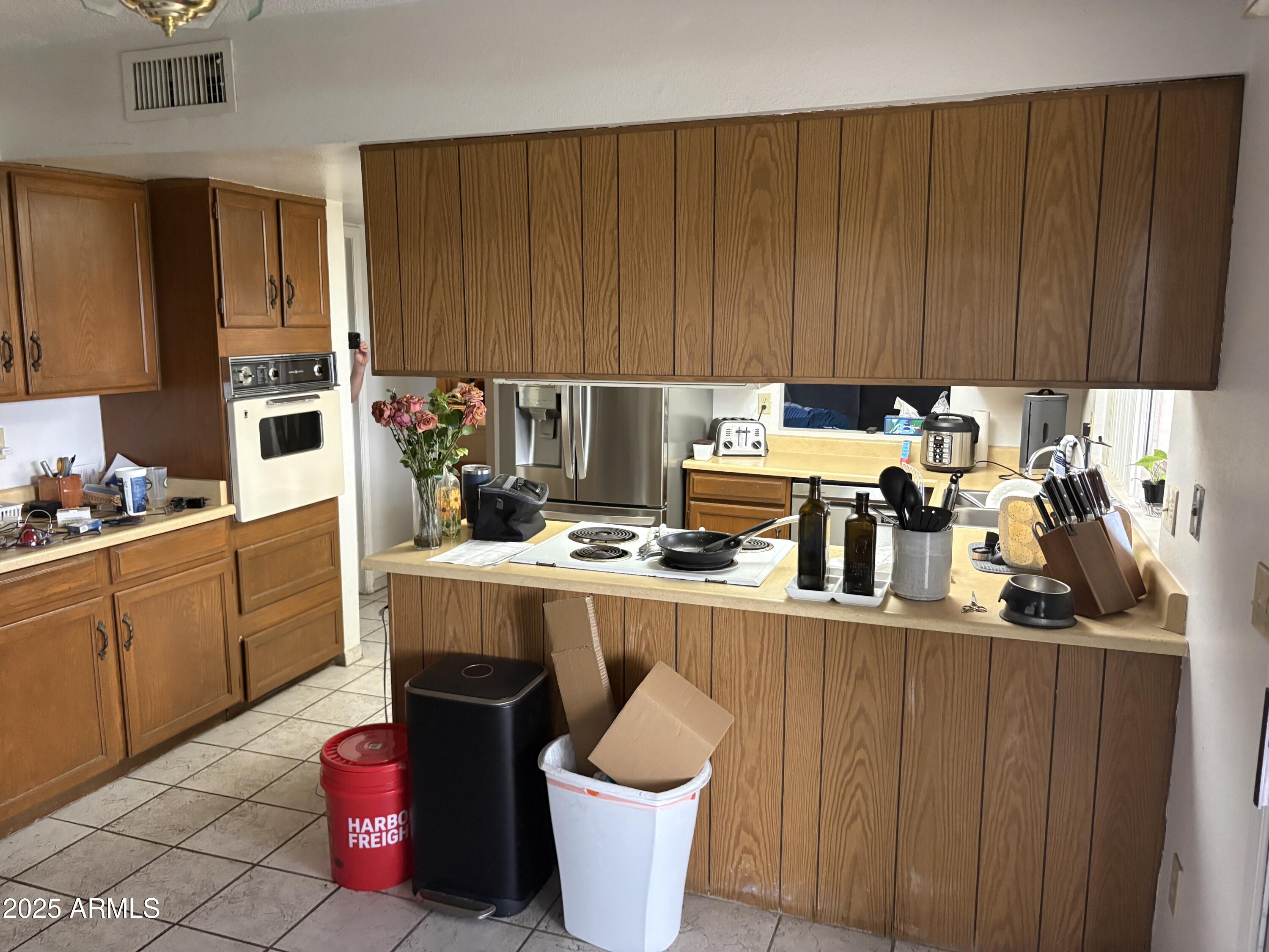 817 W KNOWLES Circle