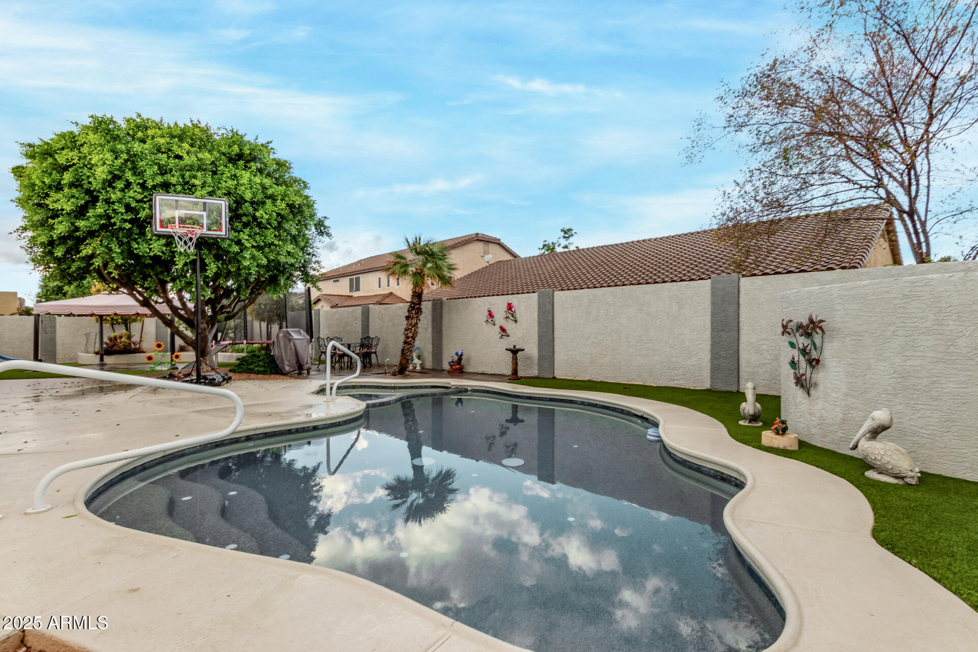 5512 E Holmes Avenue