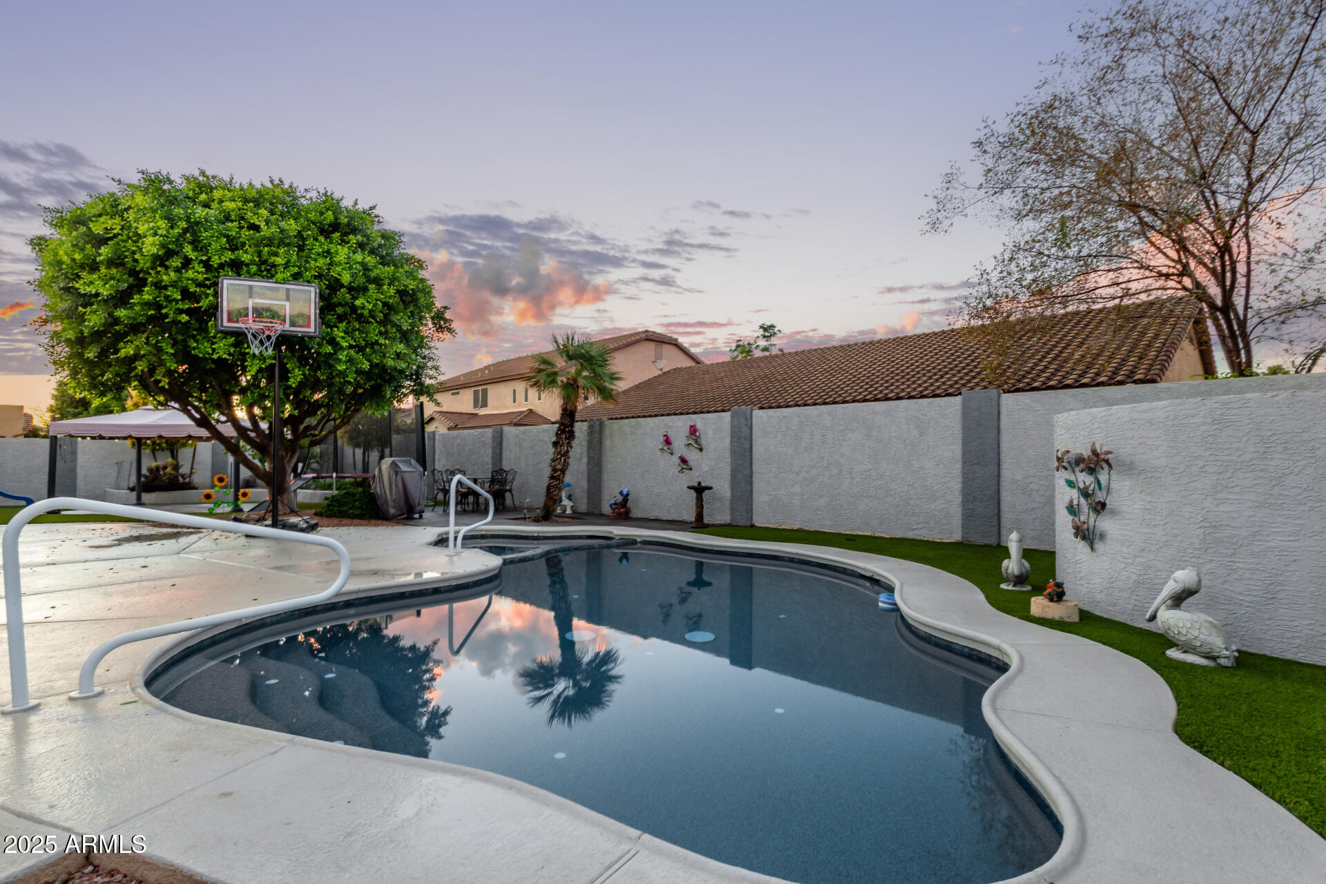 5512 E Holmes Avenue