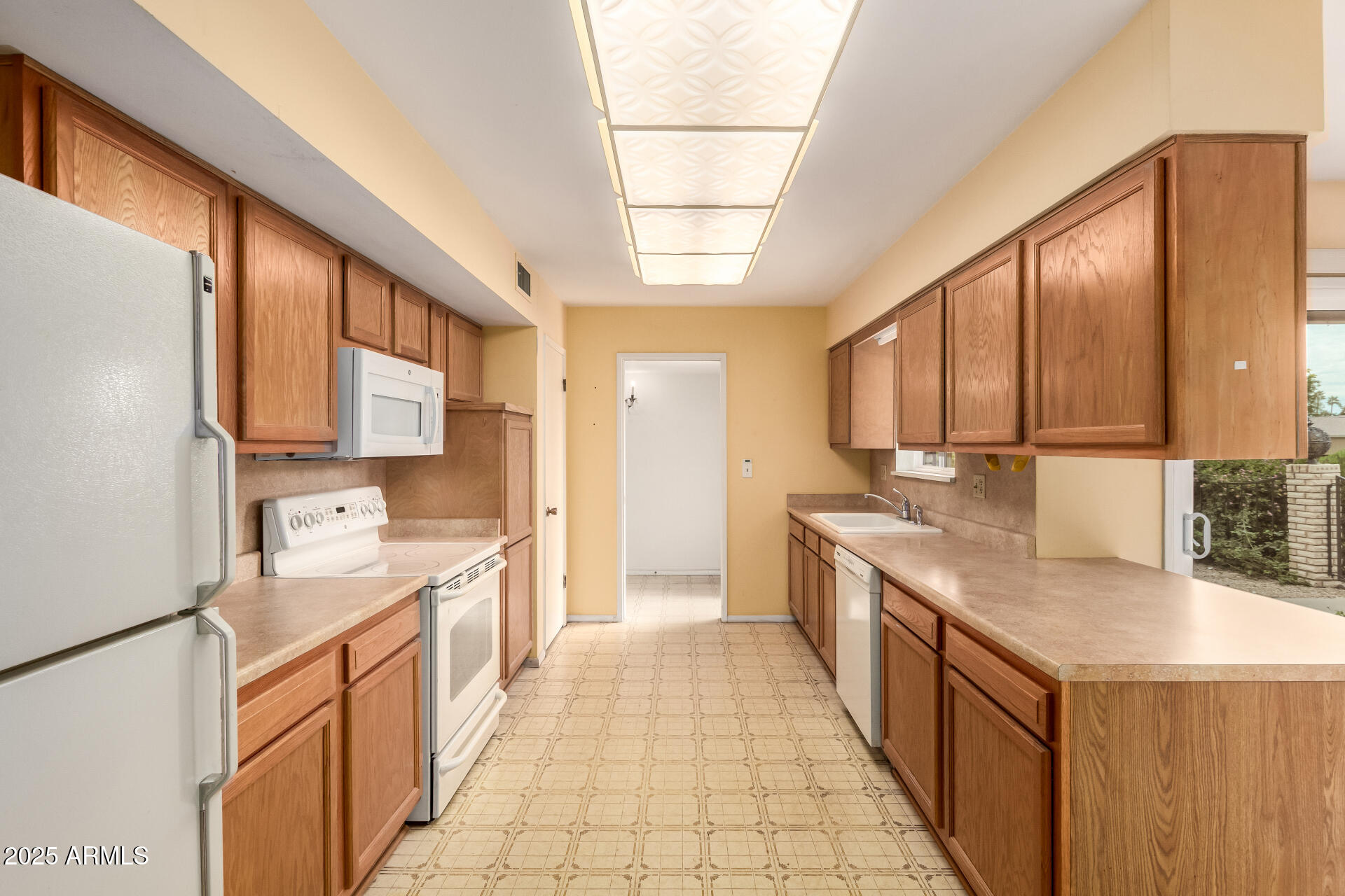 10764 W CINNEBAR Avenue