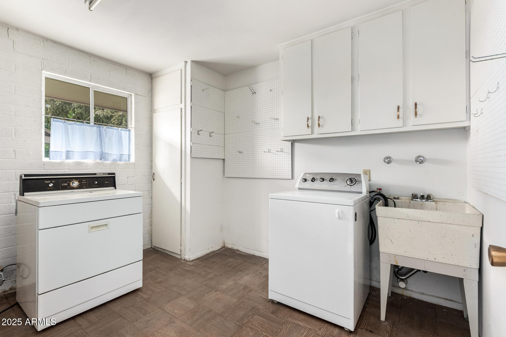 10764 W CINNEBAR Avenue