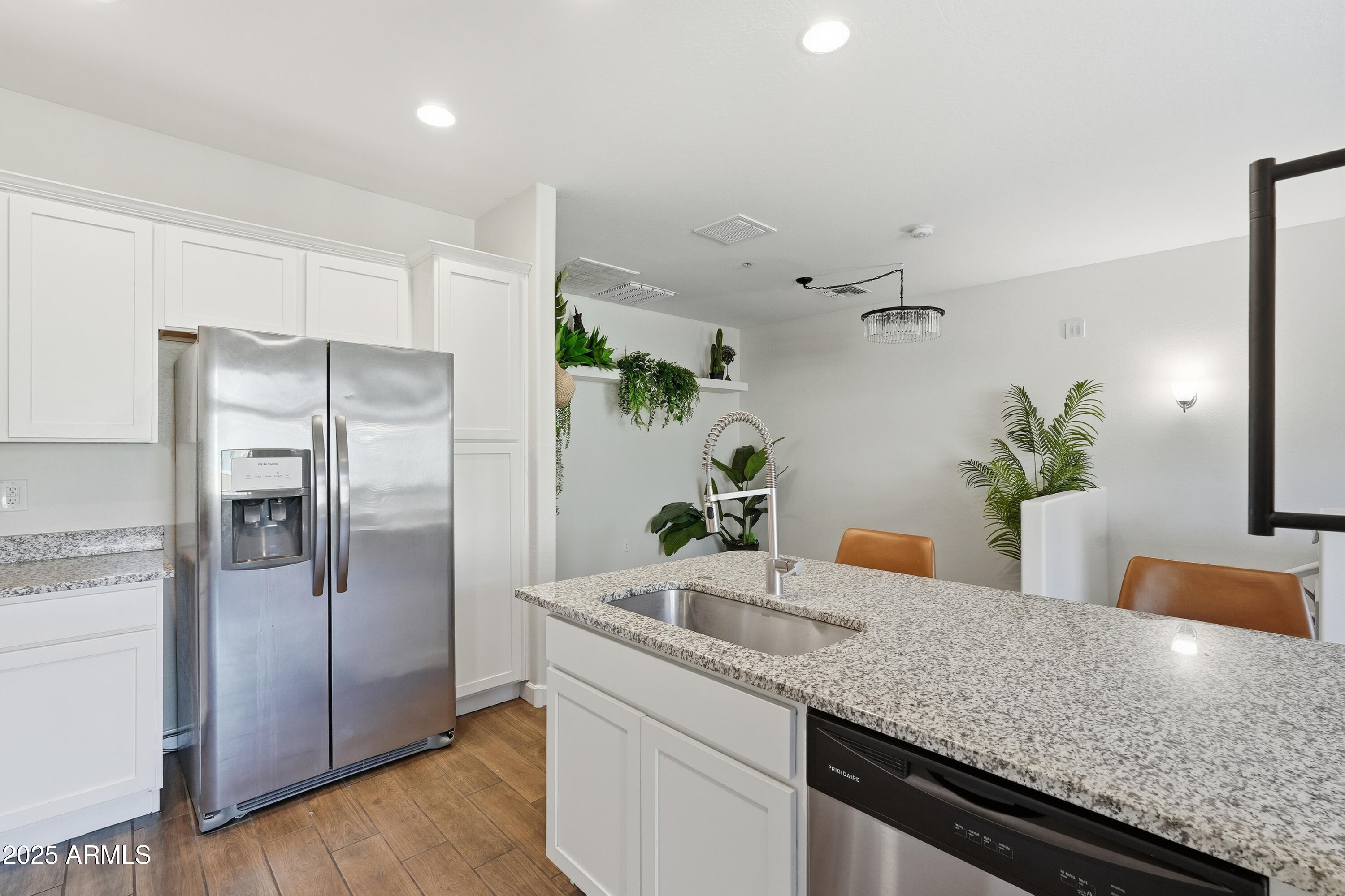 240 W JUNIPER Avenue 1220