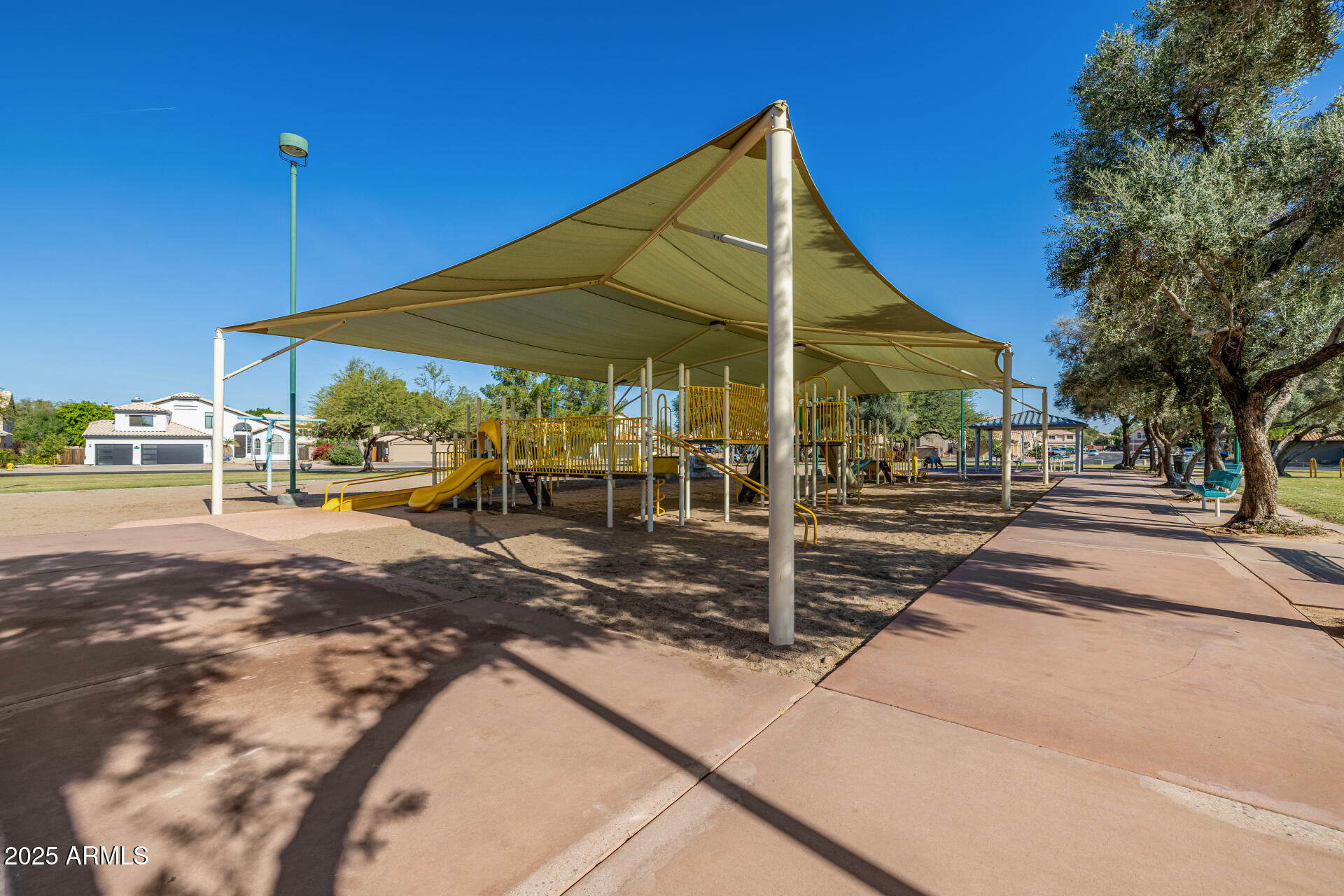 660 W MENDOZA Avenue