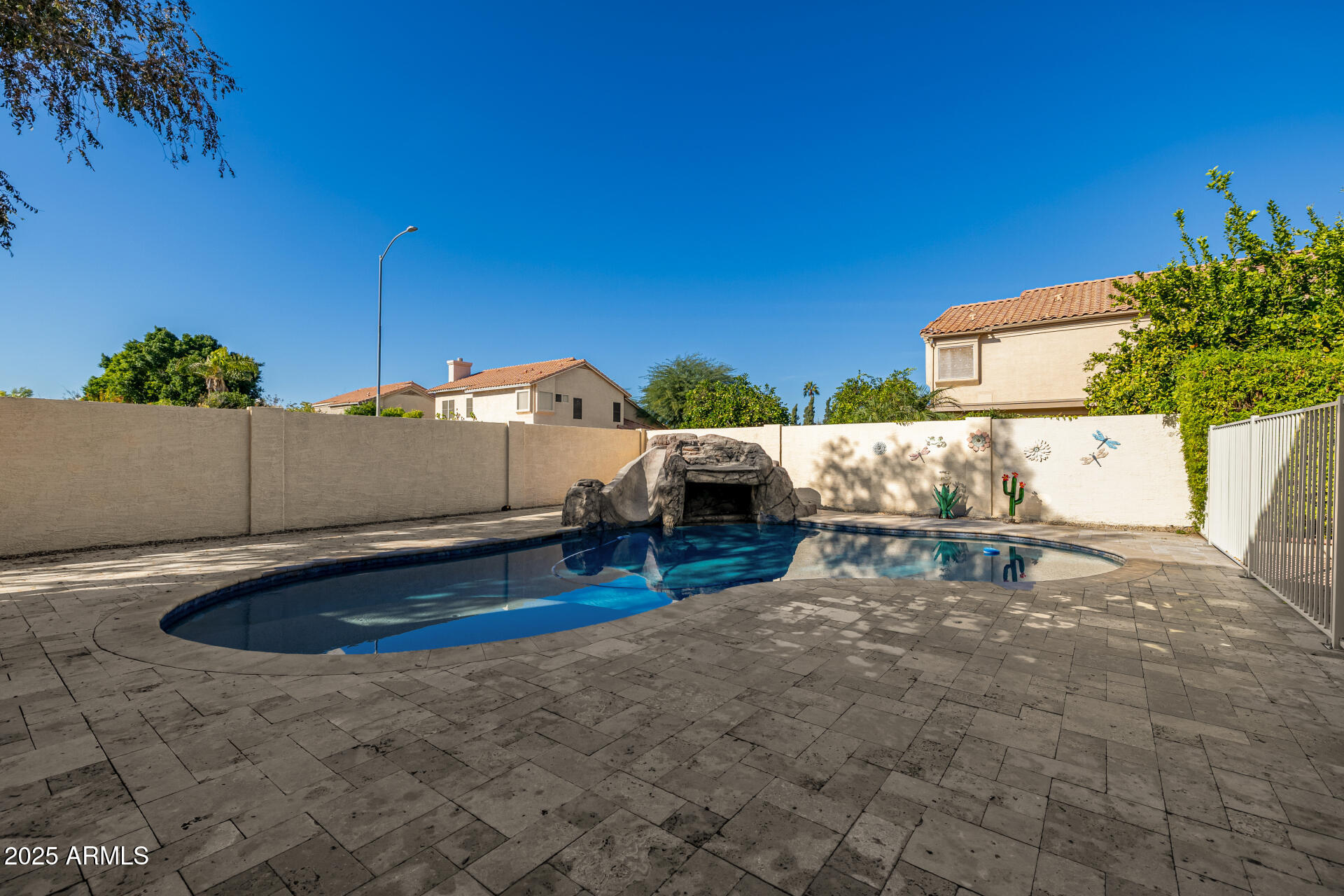 660 W MENDOZA Avenue