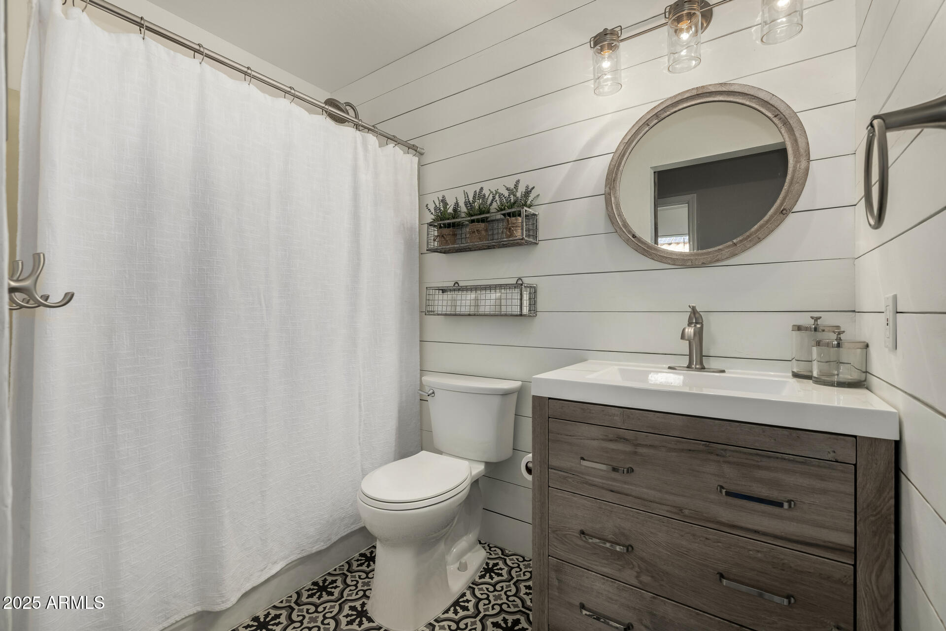 660 W MENDOZA Avenue