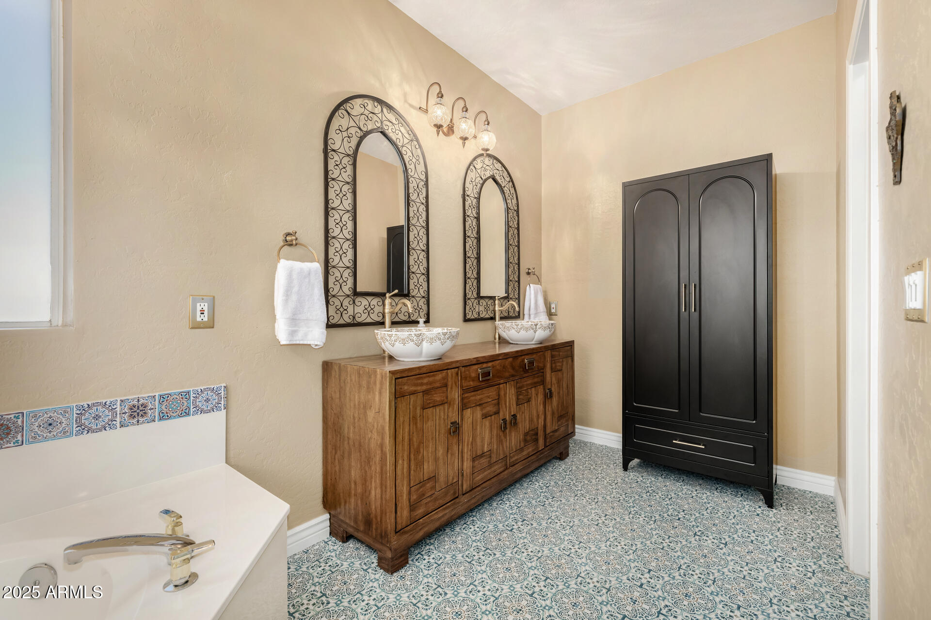 660 W MENDOZA Avenue