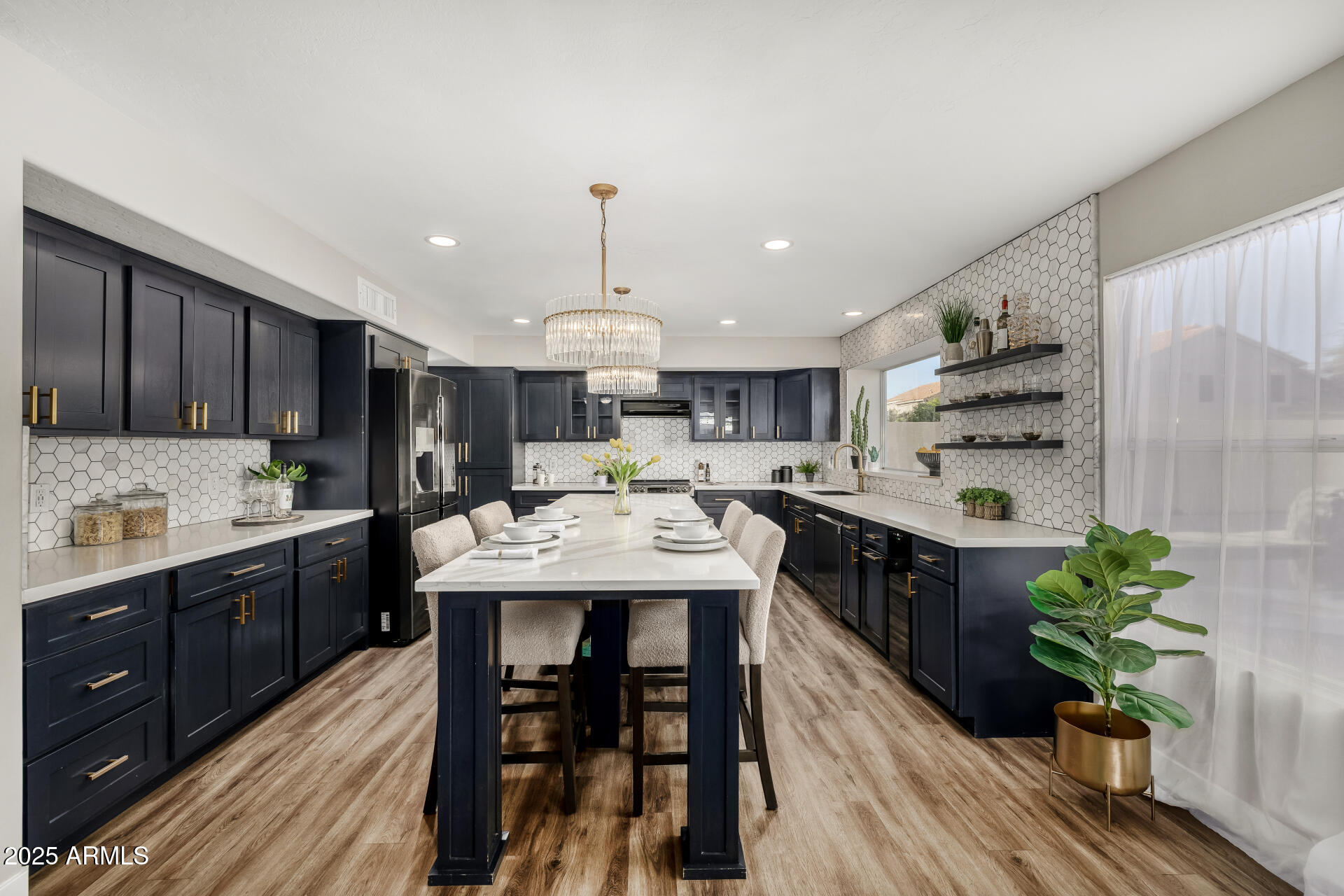 660 W MENDOZA Avenue