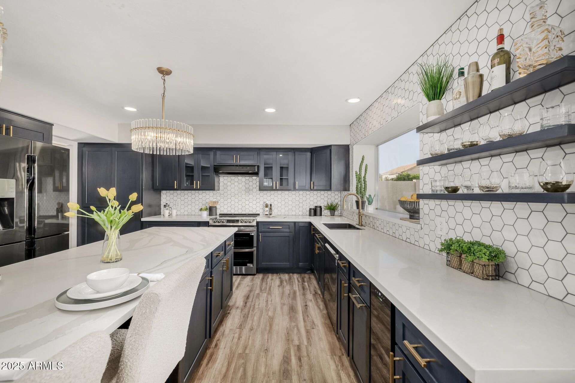 660 W MENDOZA Avenue