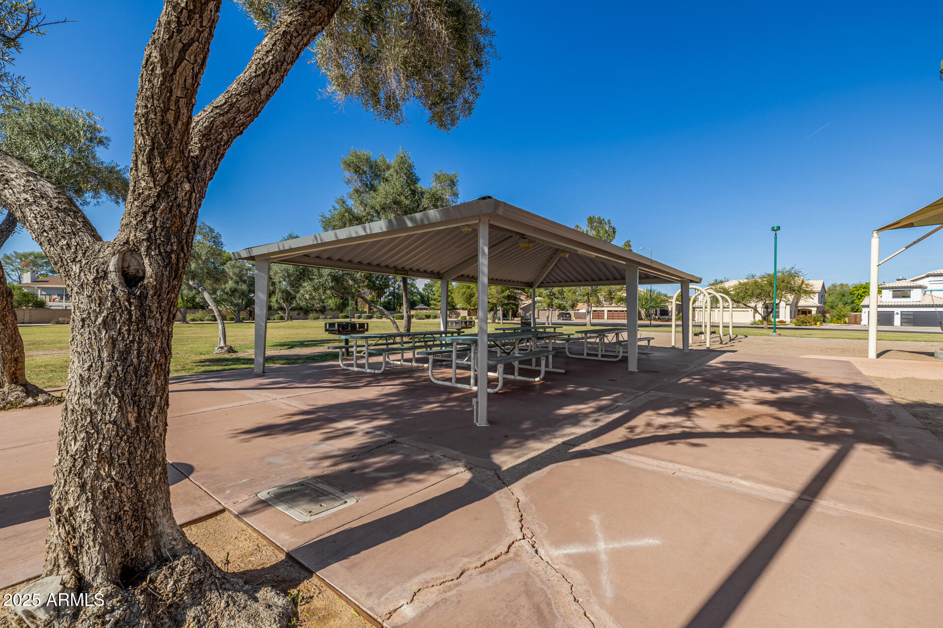 660 W MENDOZA Avenue