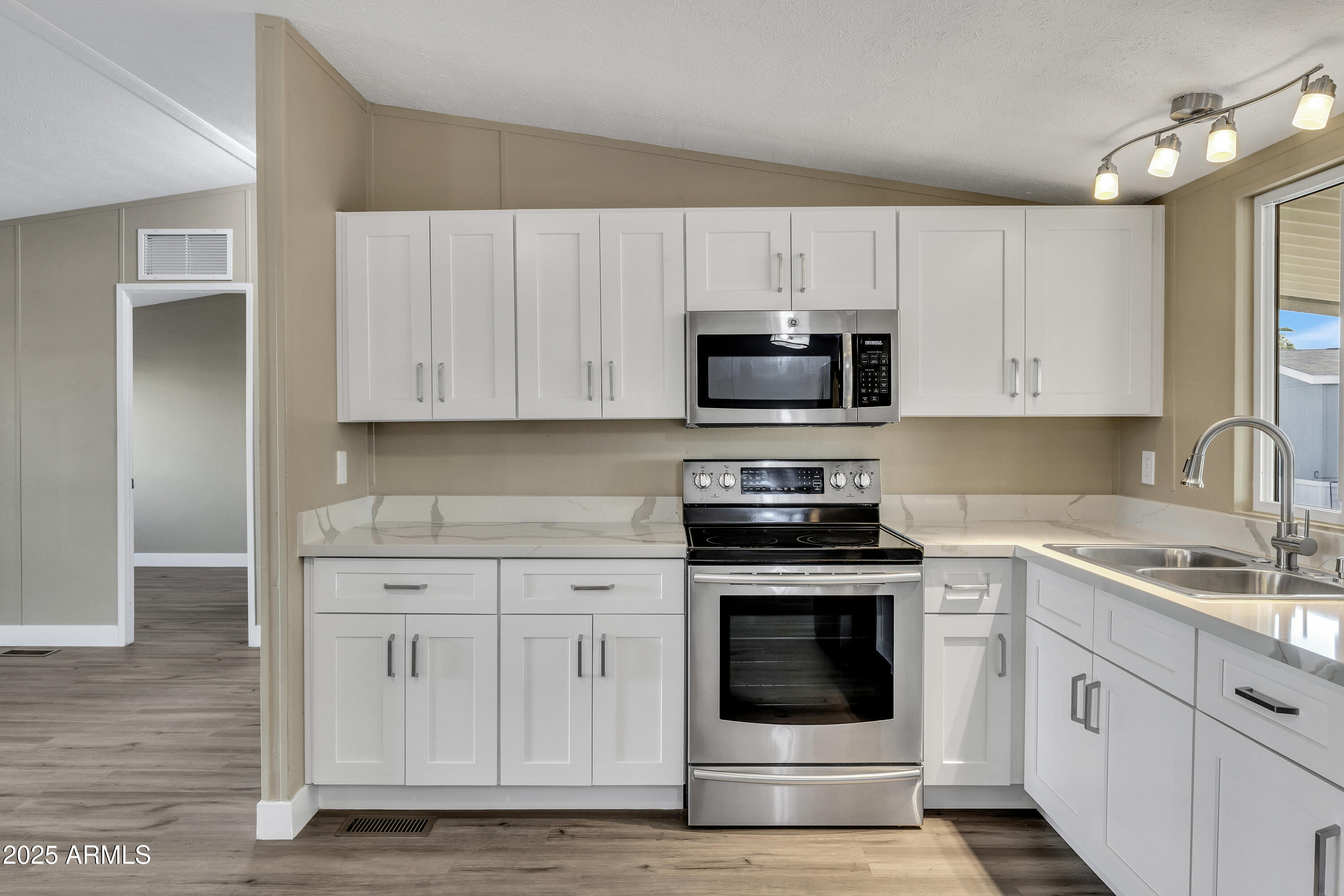 2000 S APACHE Road 220