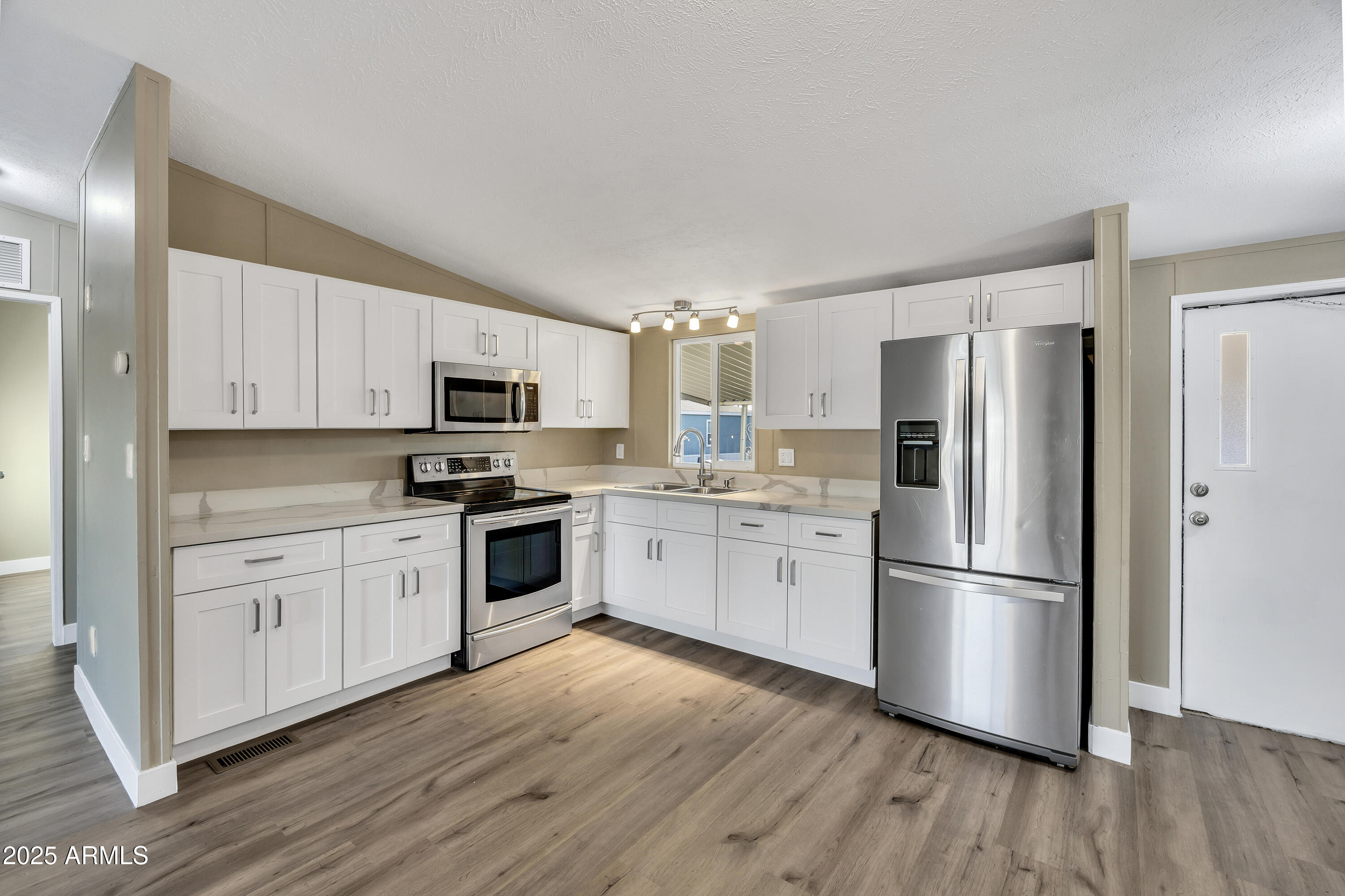 2000 S APACHE Road 220