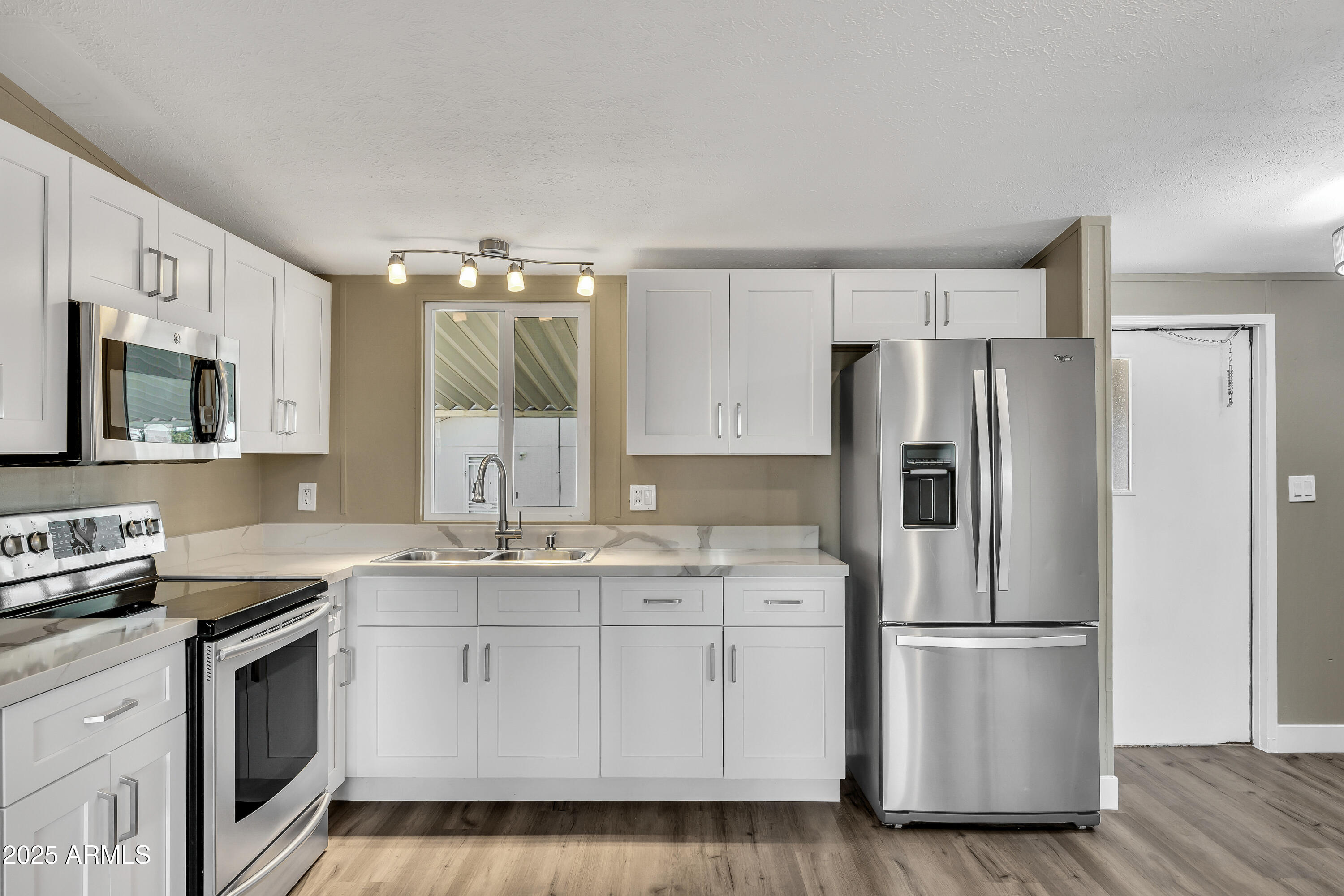 2000 S APACHE Road 220