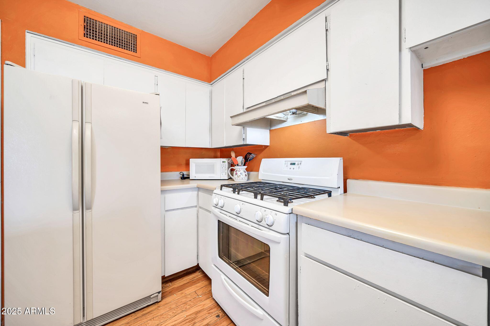 2142 W PARADISE Drive