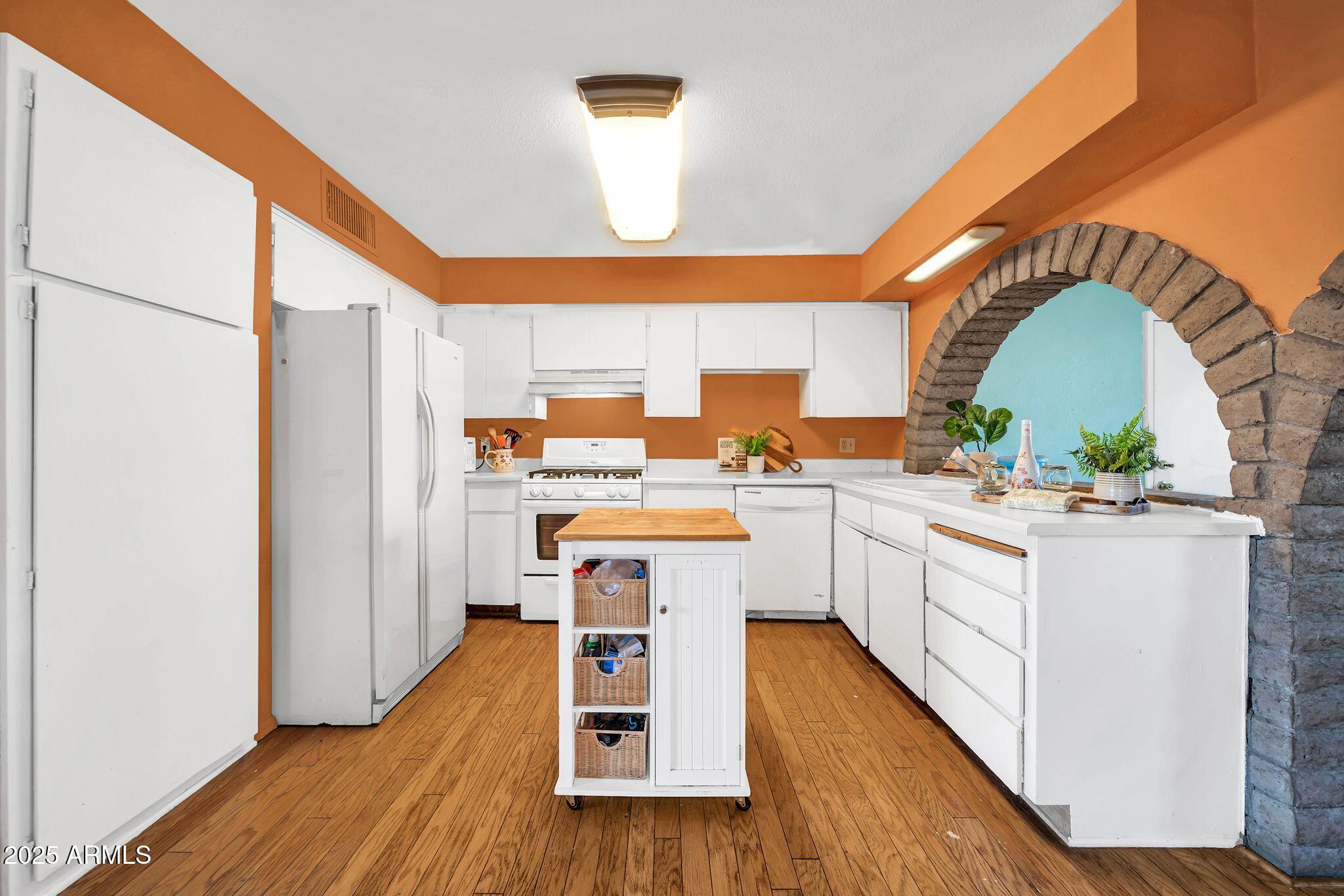 2142 W PARADISE Drive