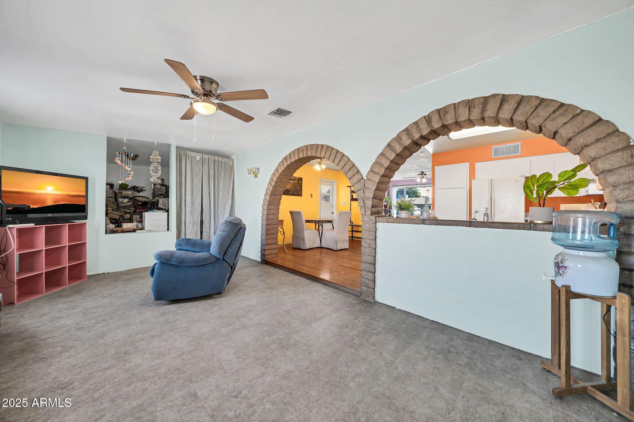 2142 W PARADISE Drive