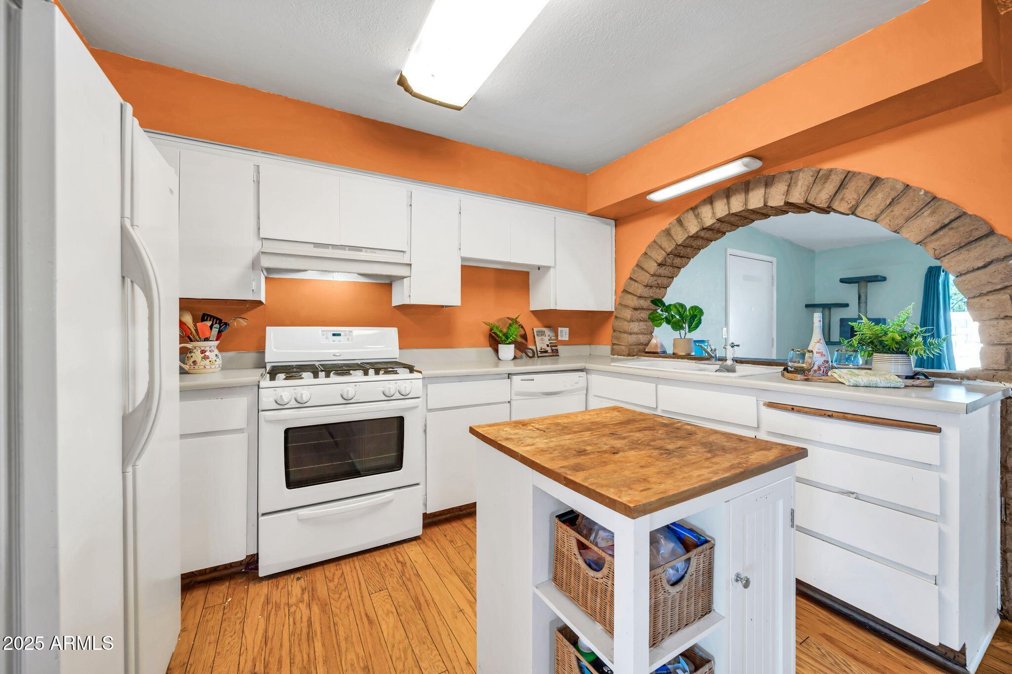 2142 W PARADISE Drive