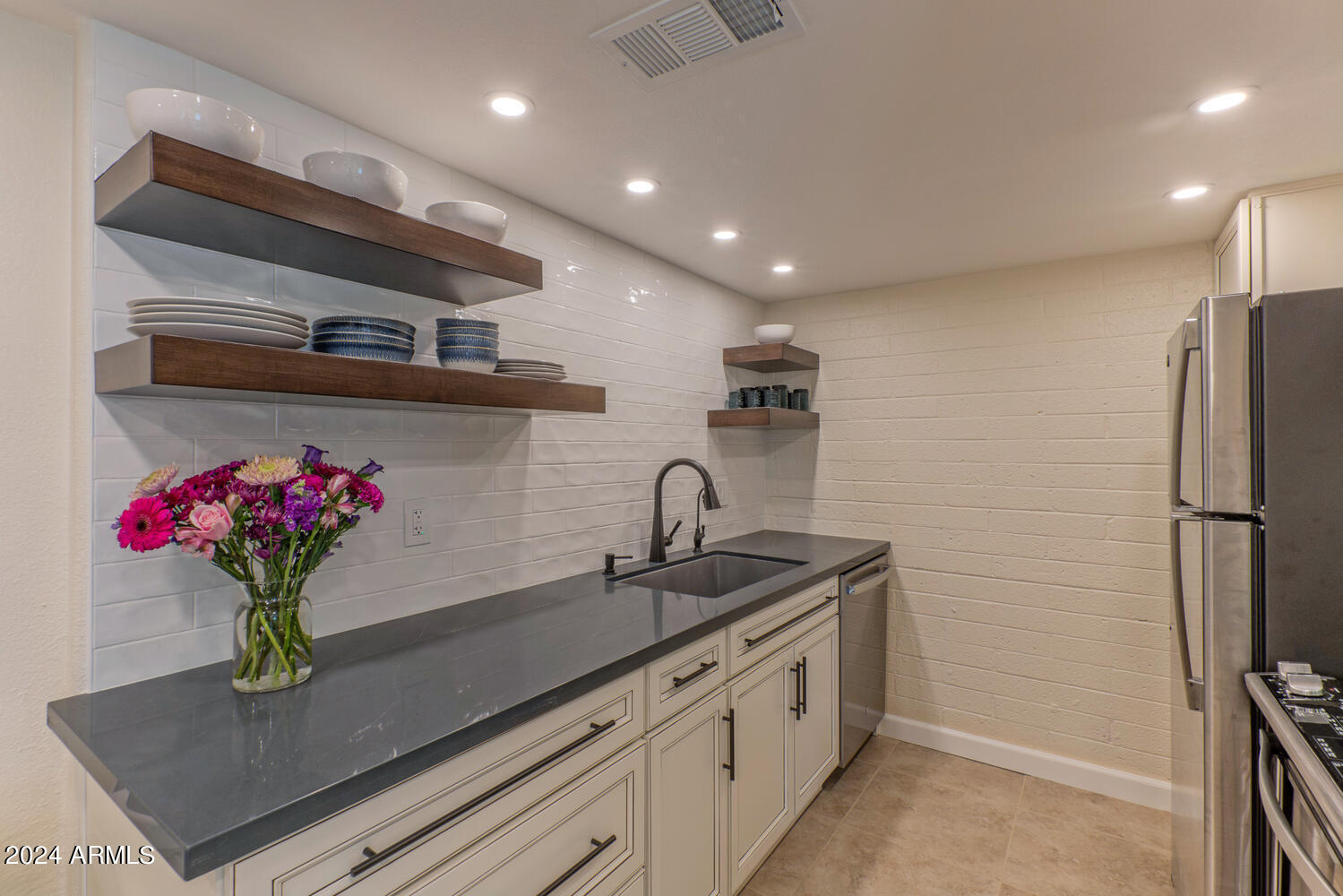 7809 E VALLEY VISTA Drive