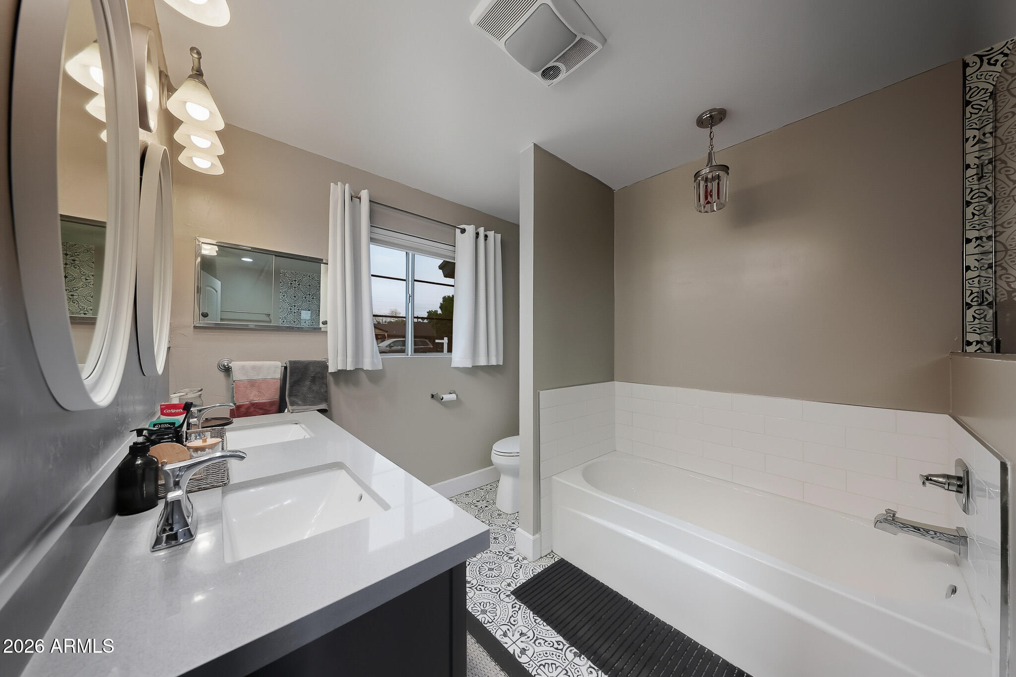 325 N FRASER Drive W