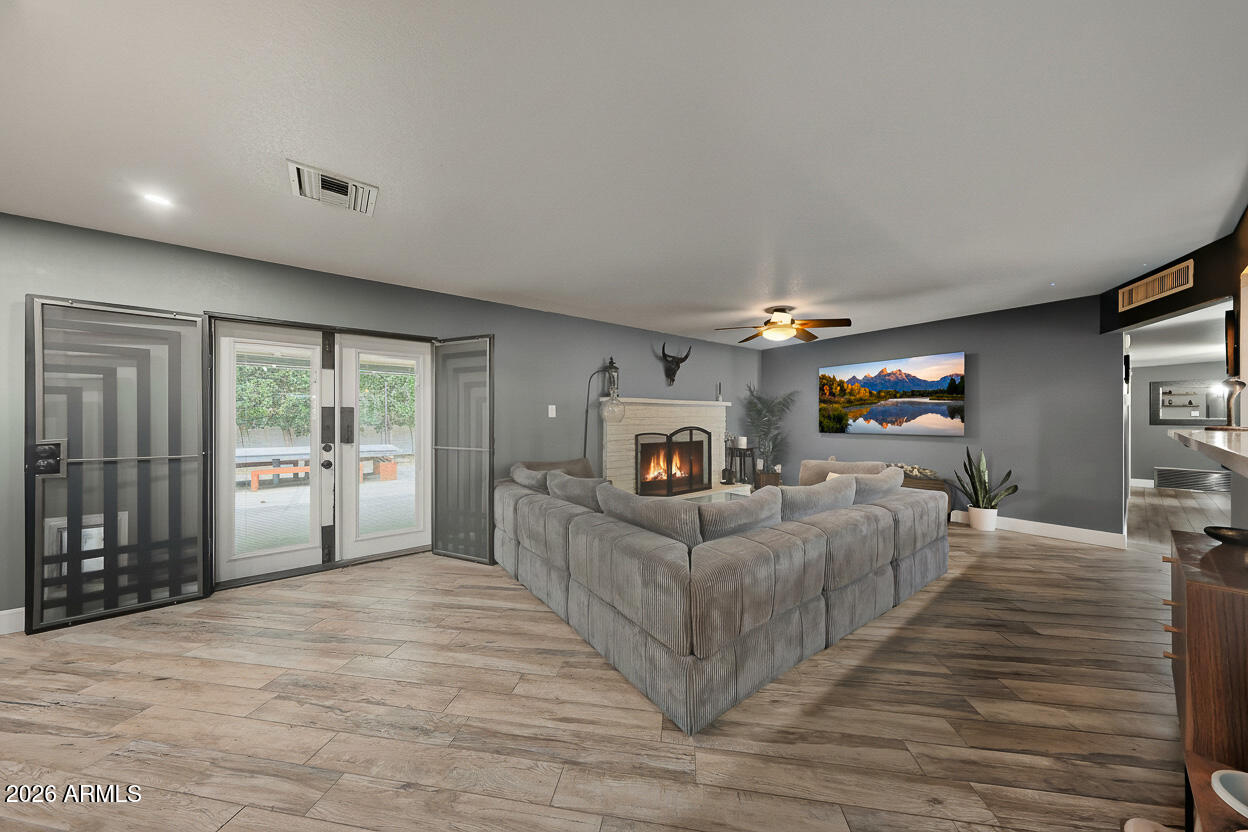 325 N FRASER Drive W