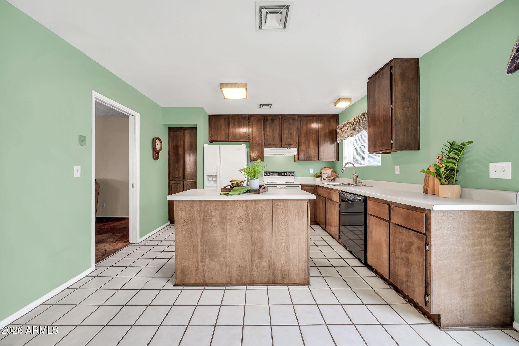 2208 E SYLVIA Street