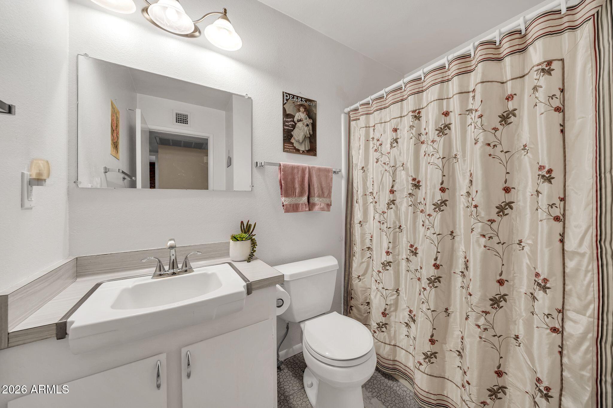 2208 E SYLVIA Street