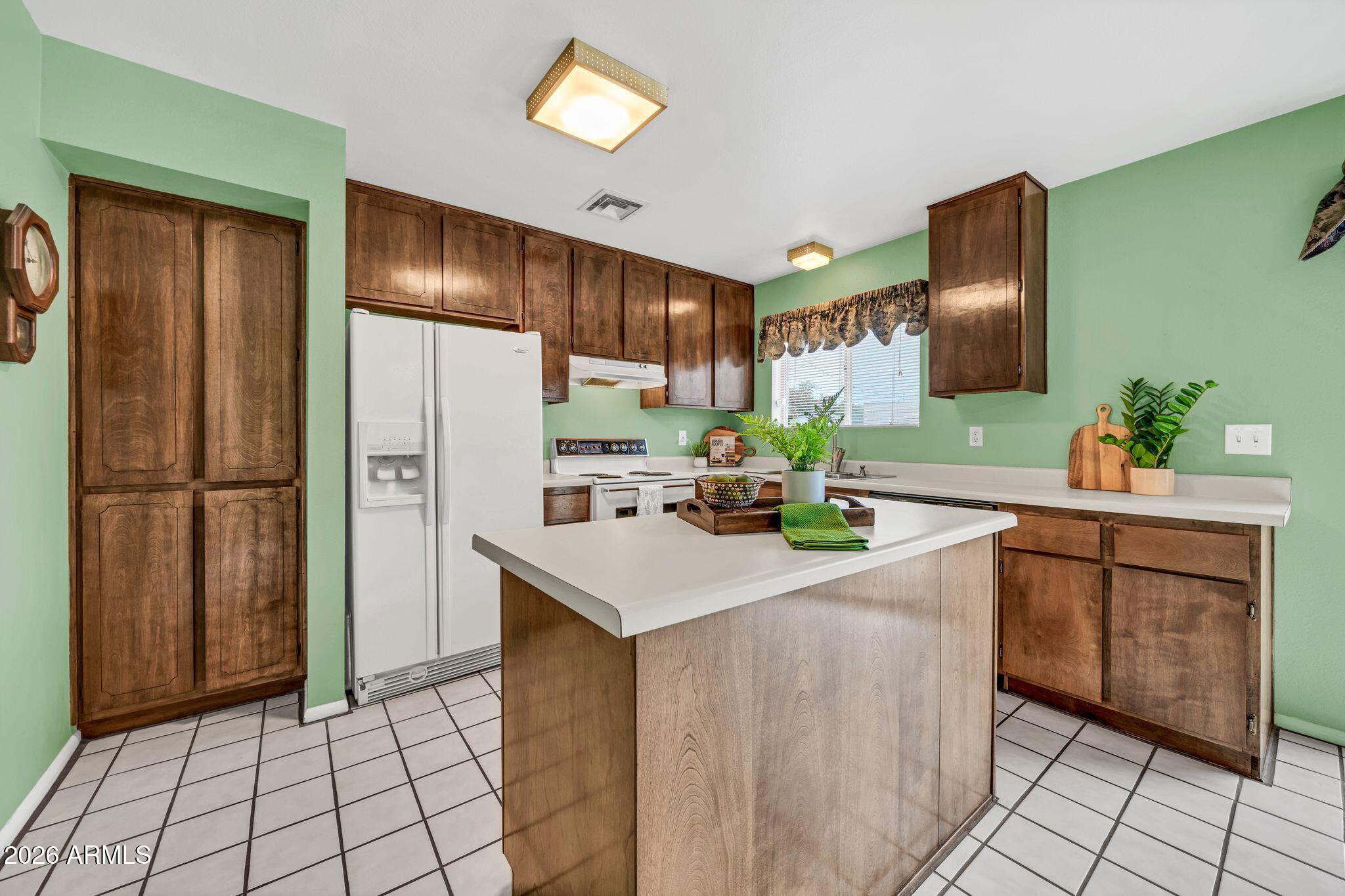 2208 E SYLVIA Street