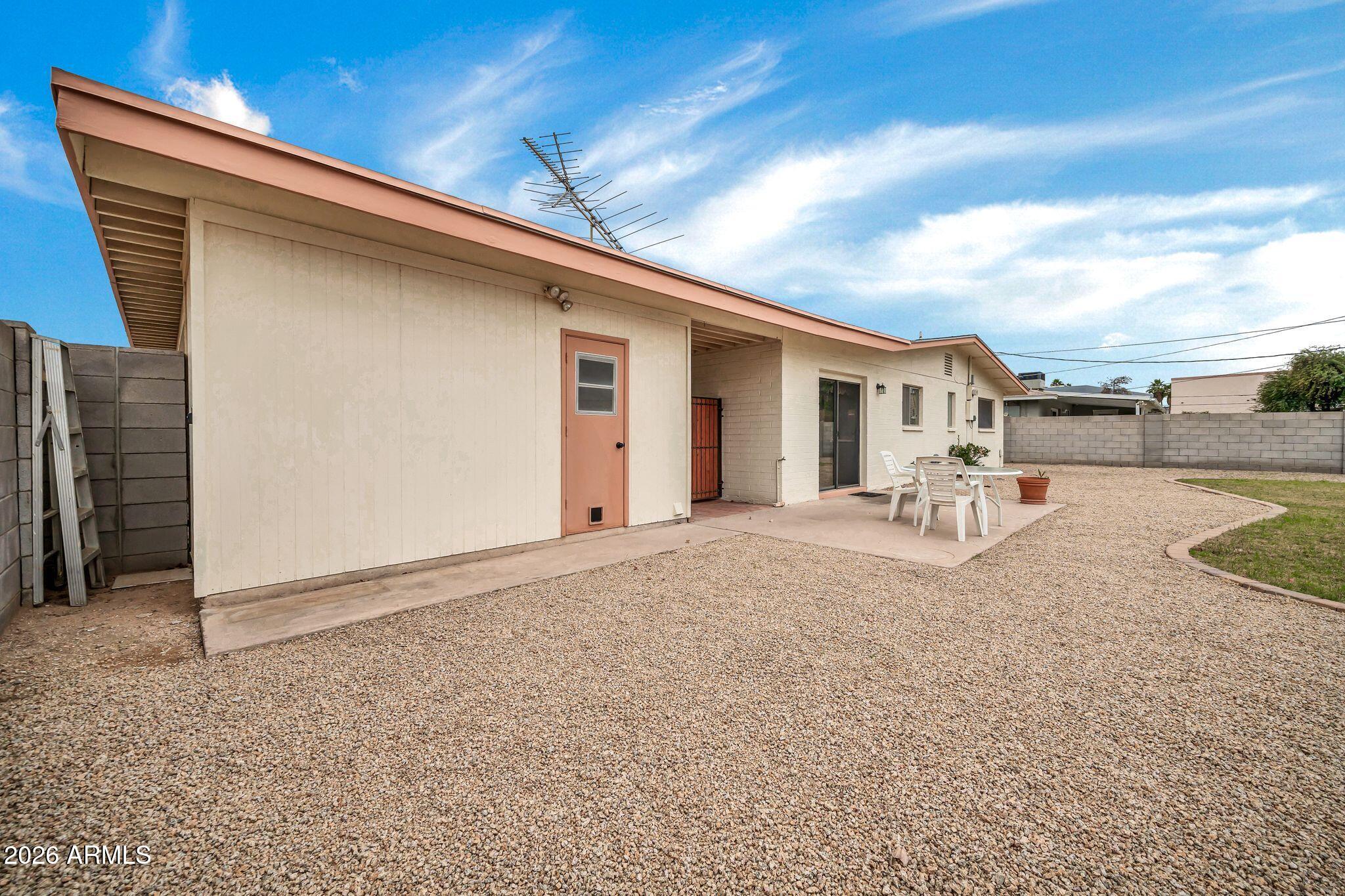 2208 E SYLVIA Street