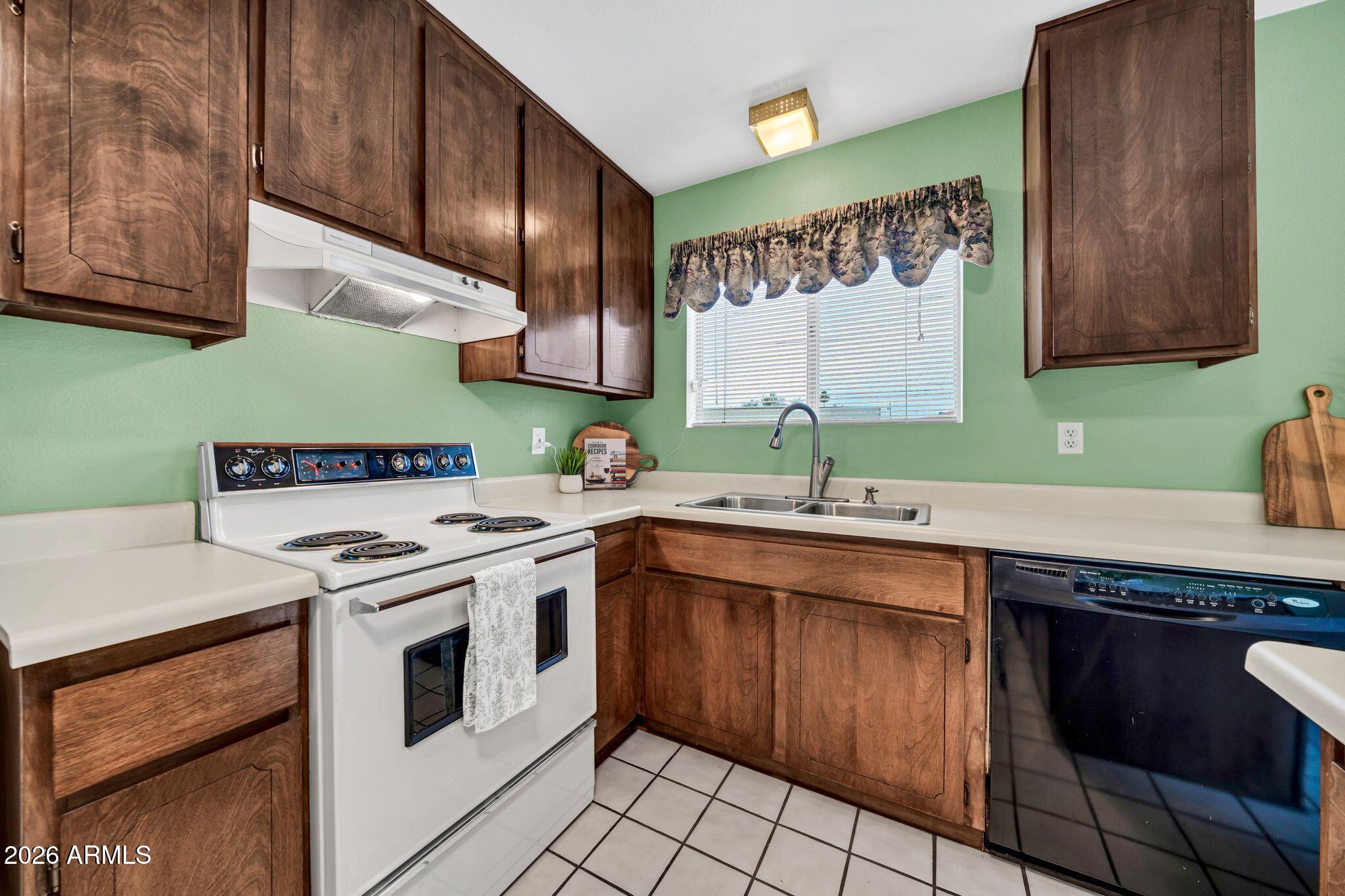 2208 E SYLVIA Street