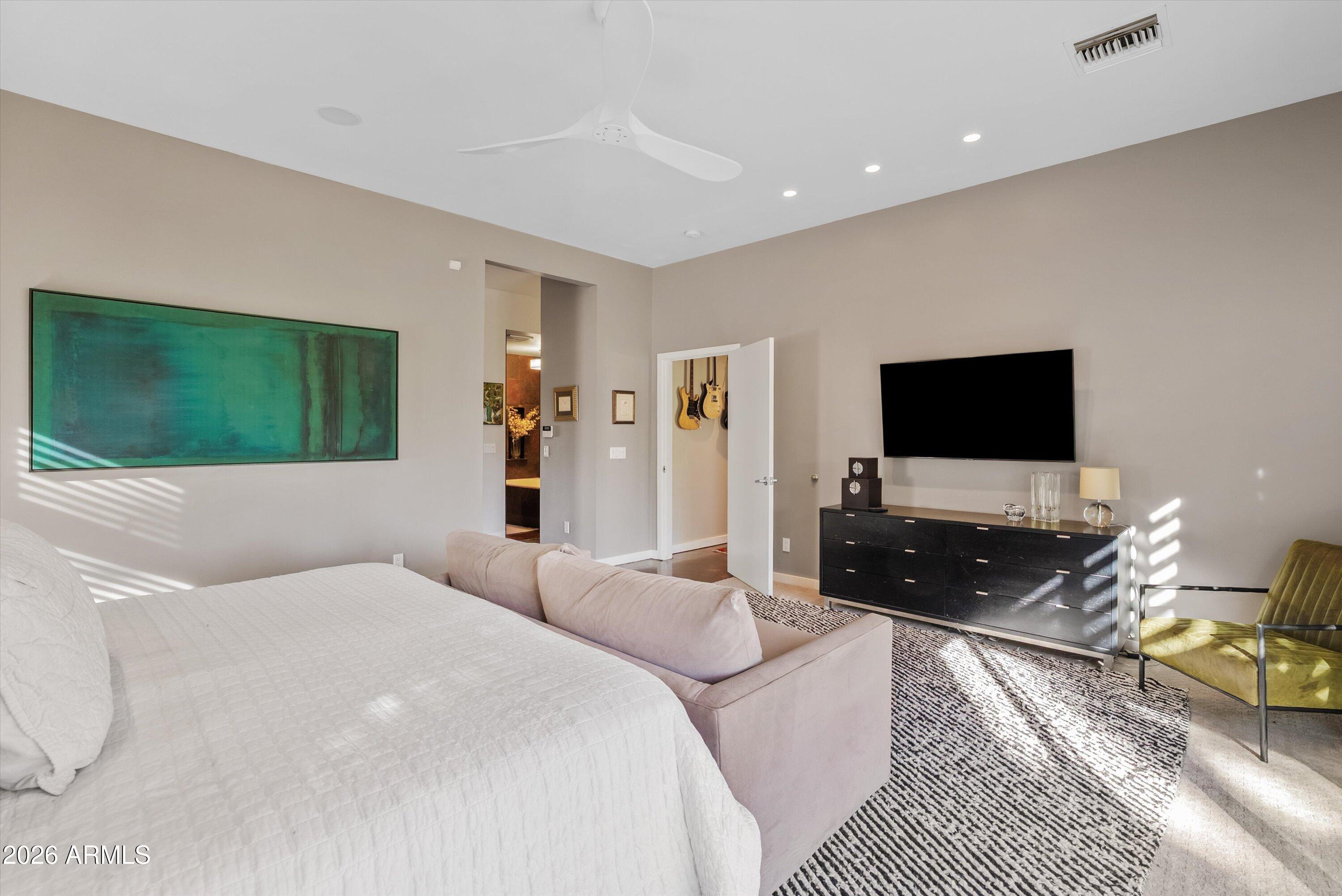 2933 E PIERSON Street