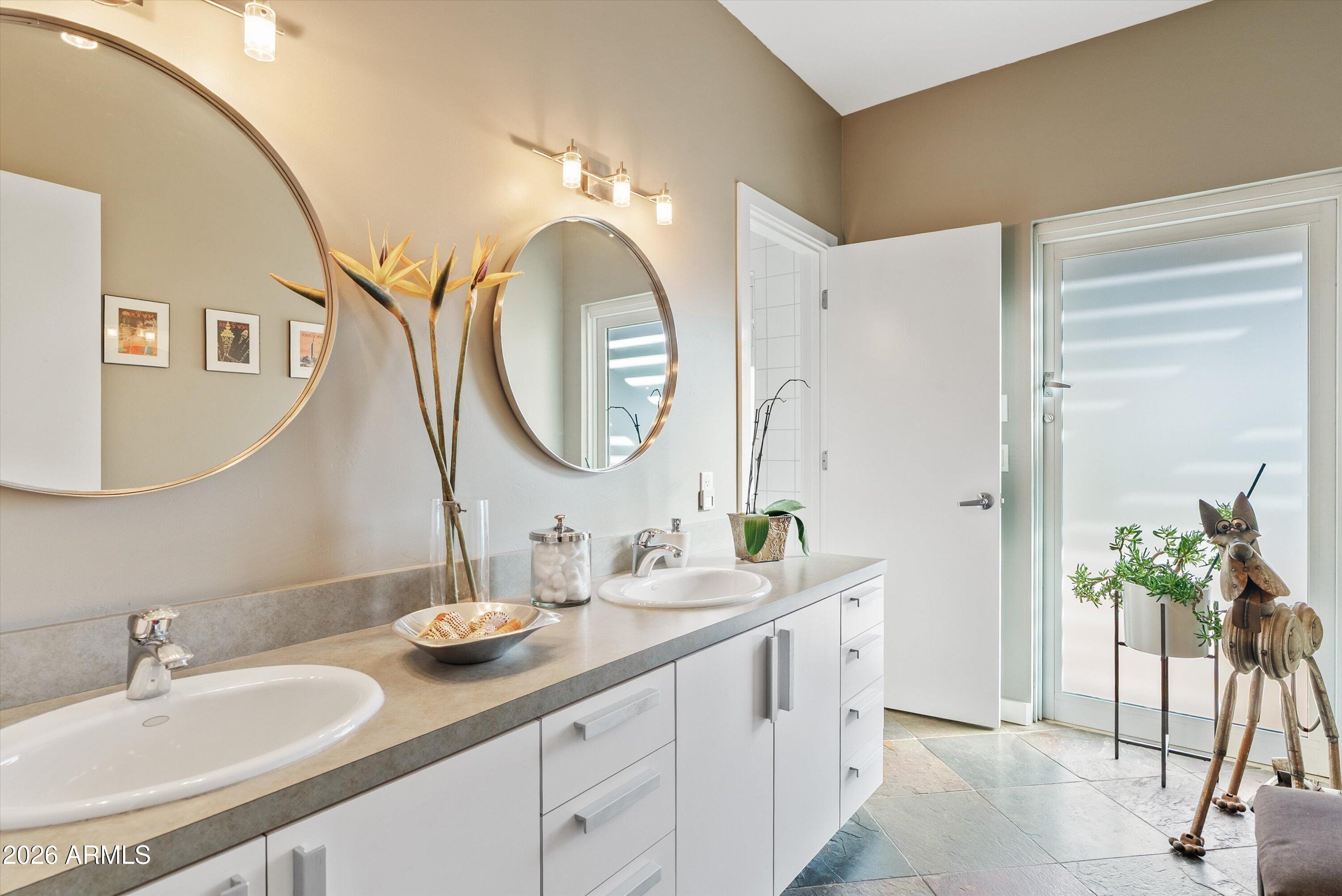 2933 E PIERSON Street