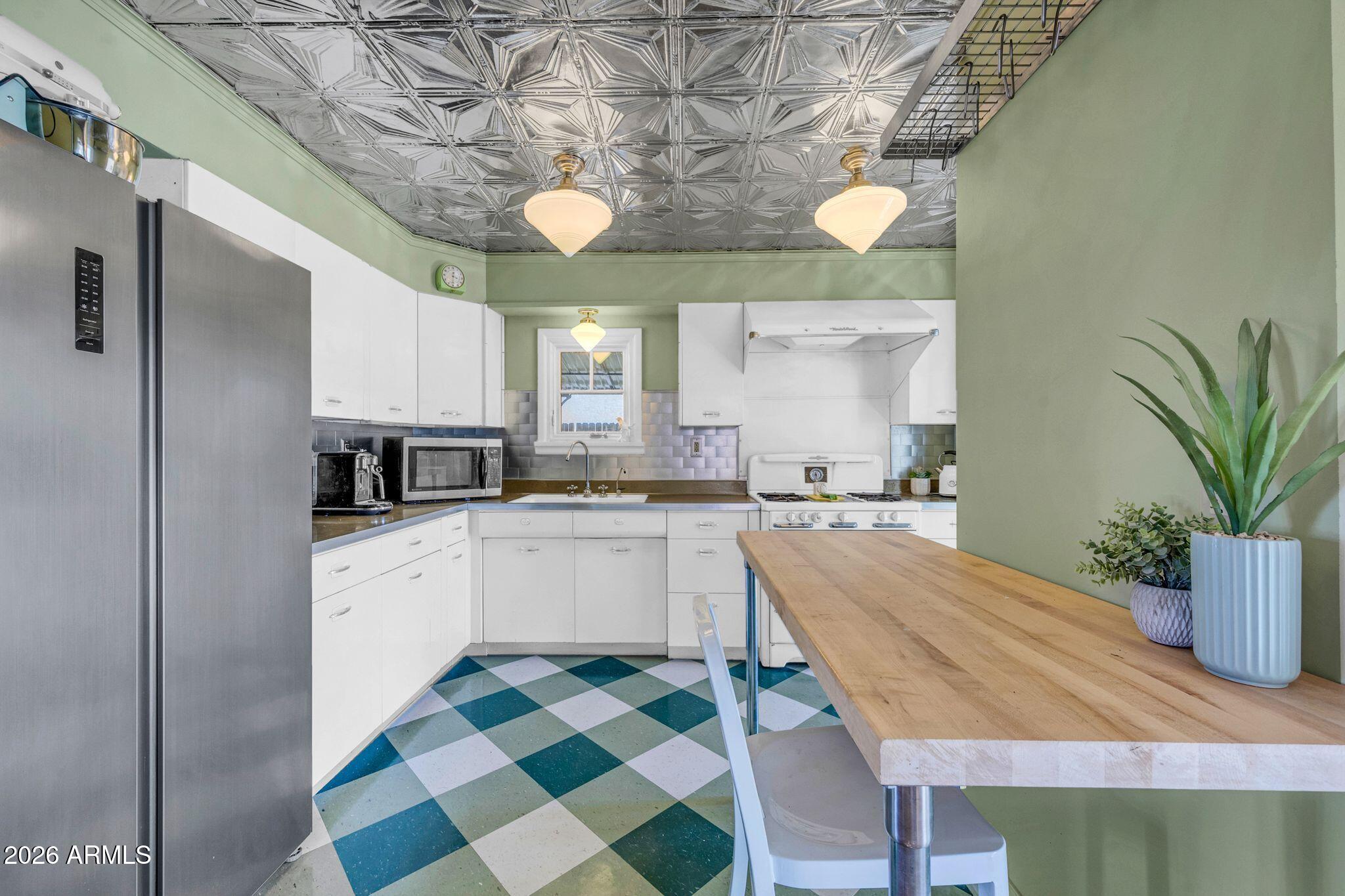 1813 E WILLETTA Street