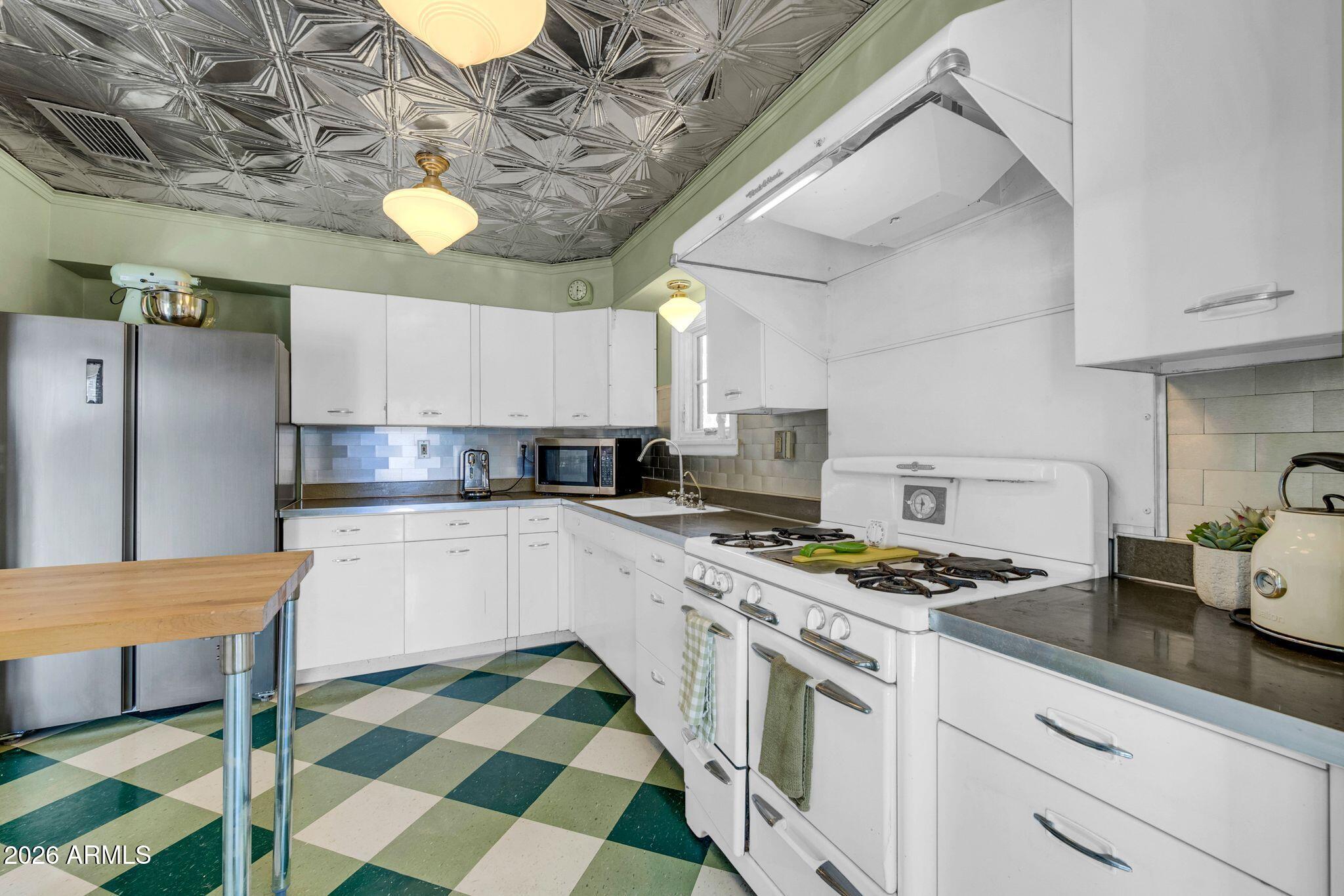 1813 E WILLETTA Street