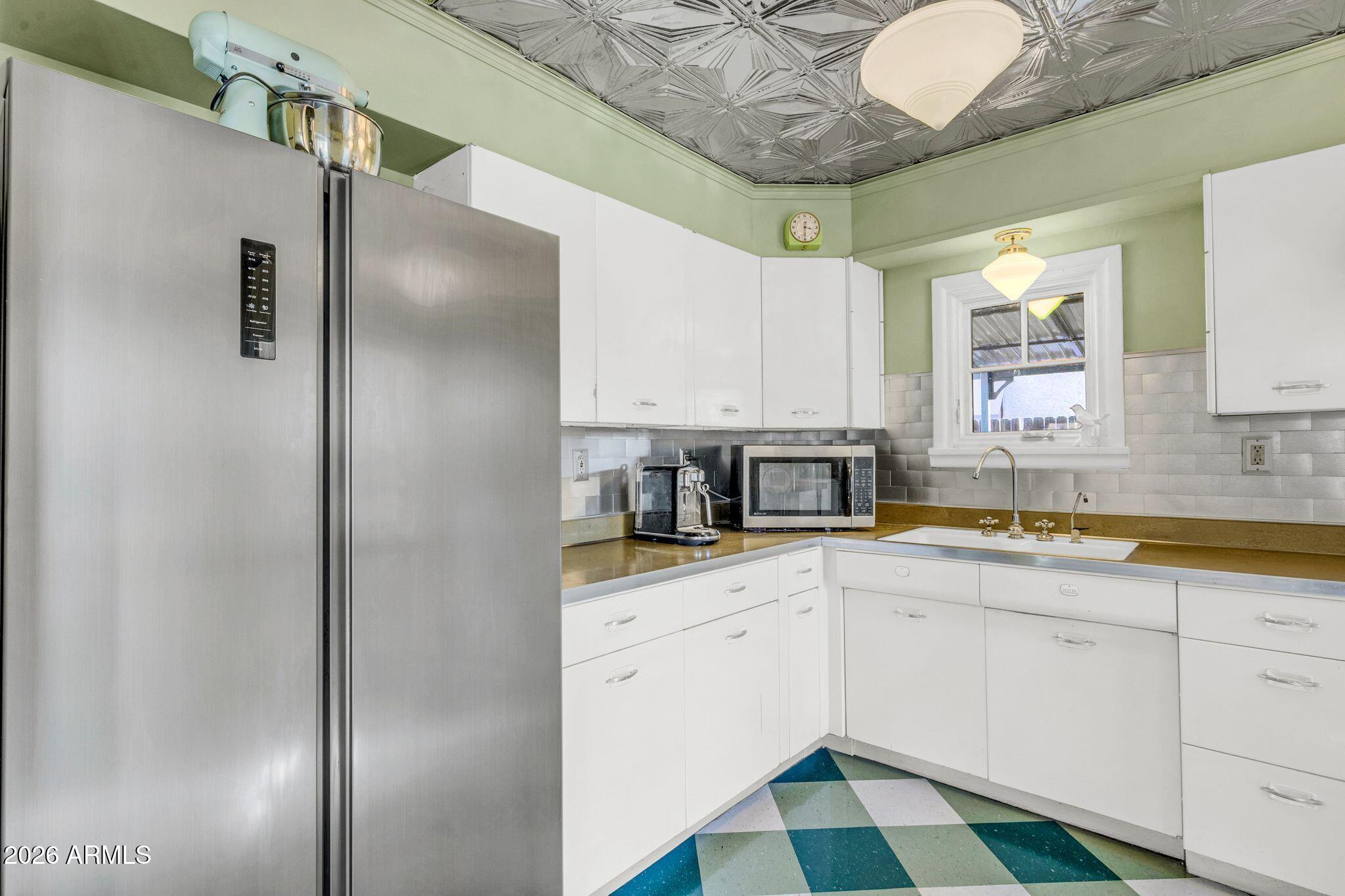 1813 E WILLETTA Street