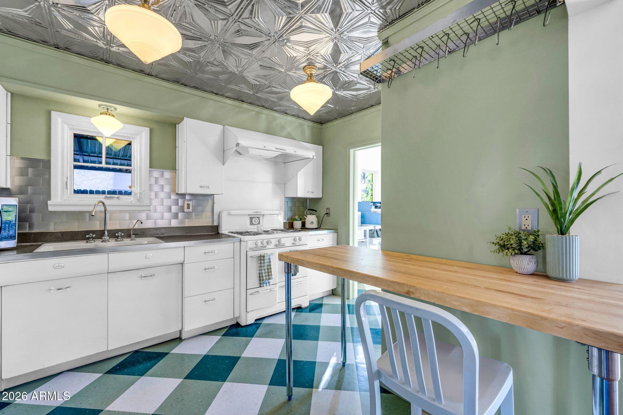 1813 E WILLETTA Street