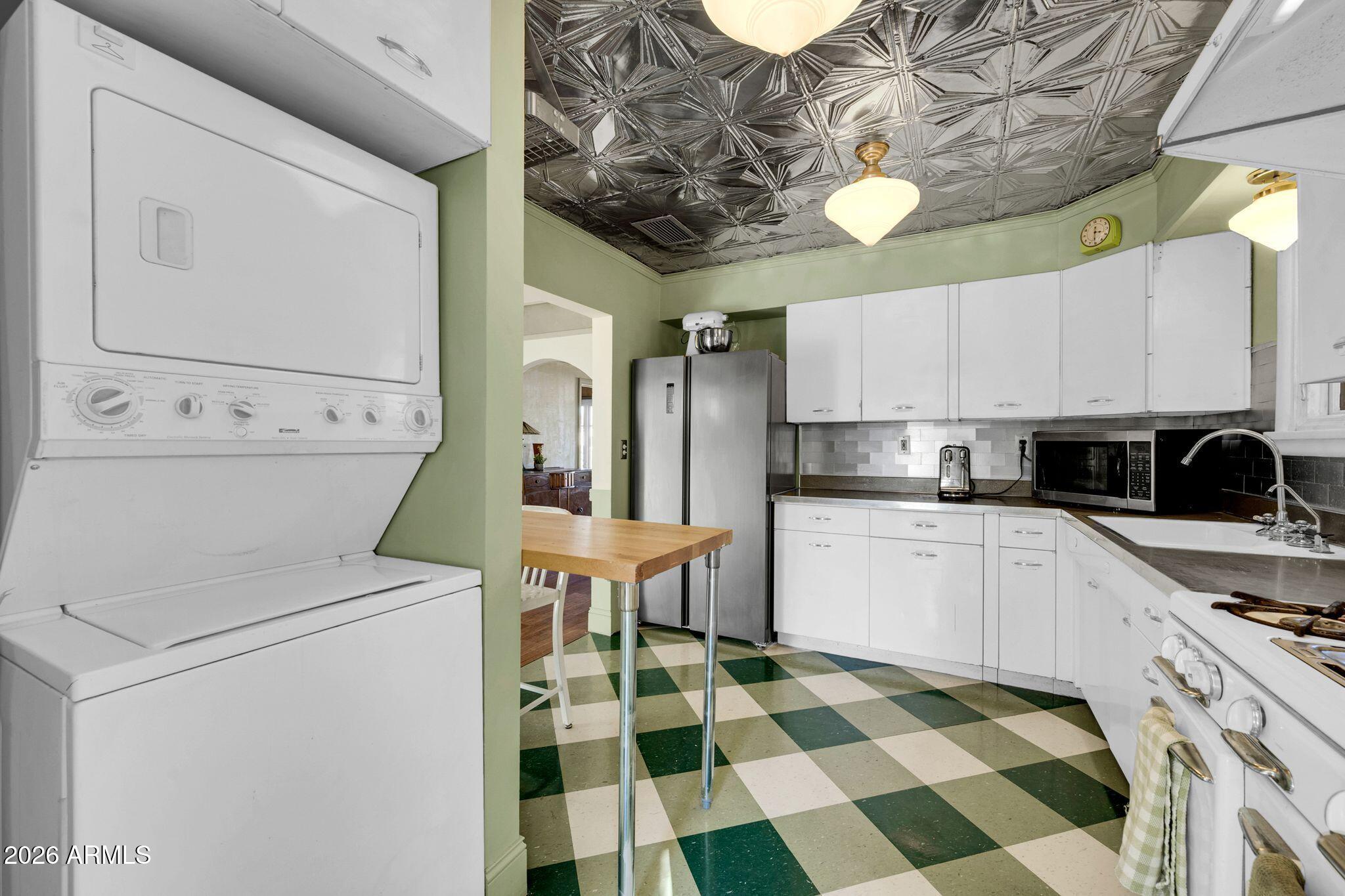 1813 E WILLETTA Street