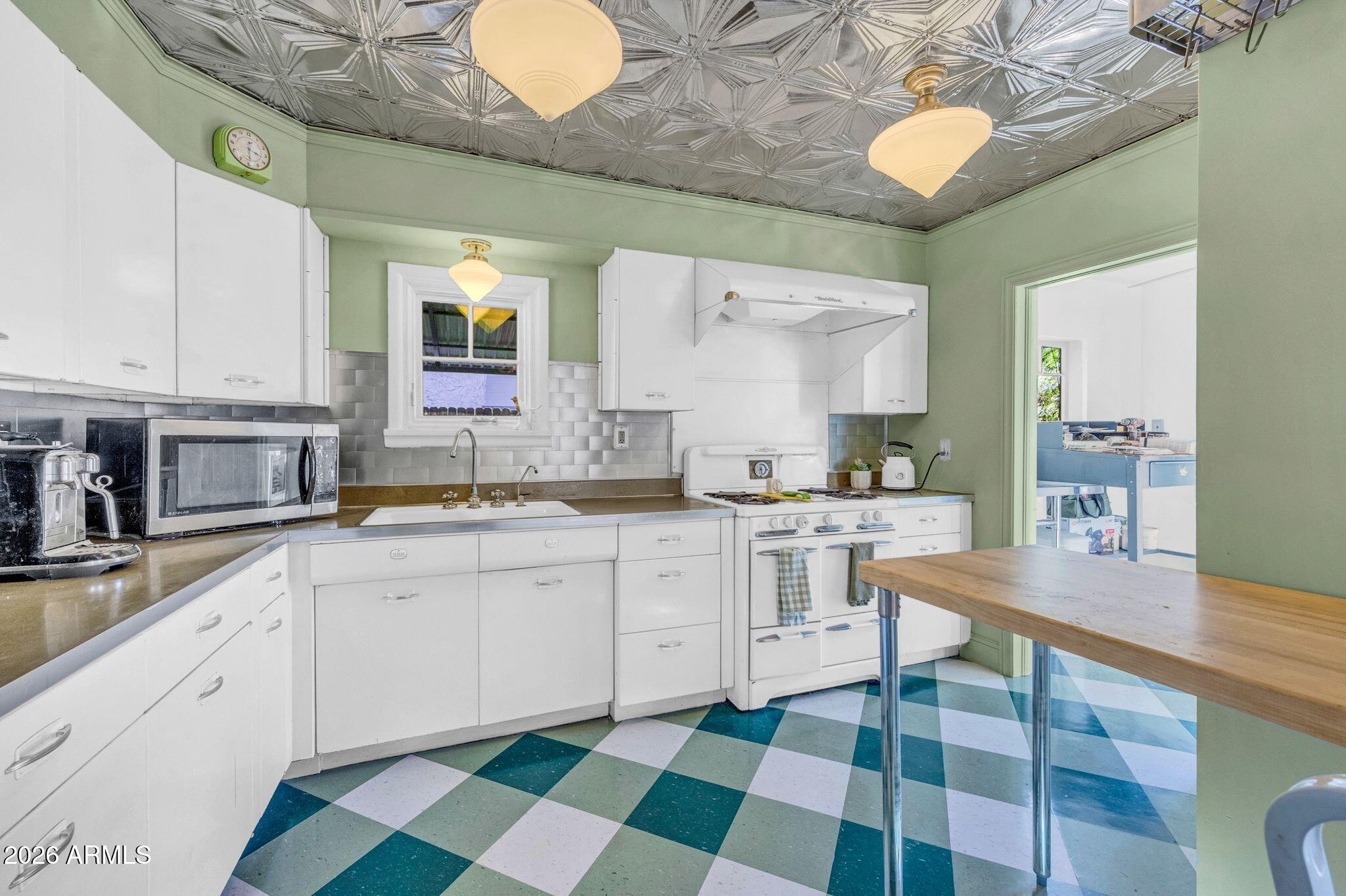 1813 E WILLETTA Street