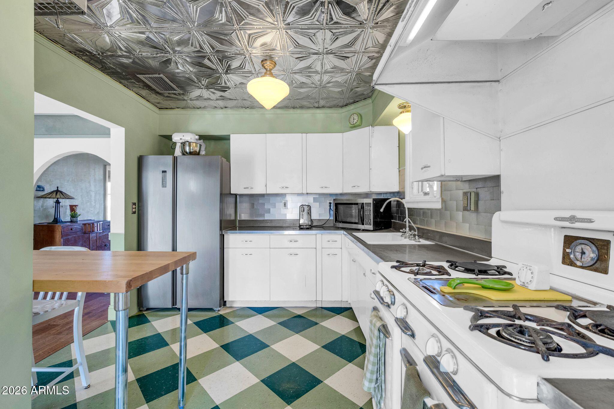 1813 E WILLETTA Street