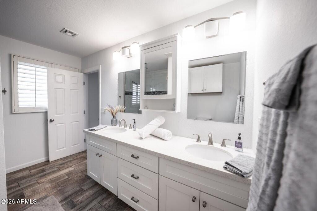 8331 E MEADOWBROOK Avenue