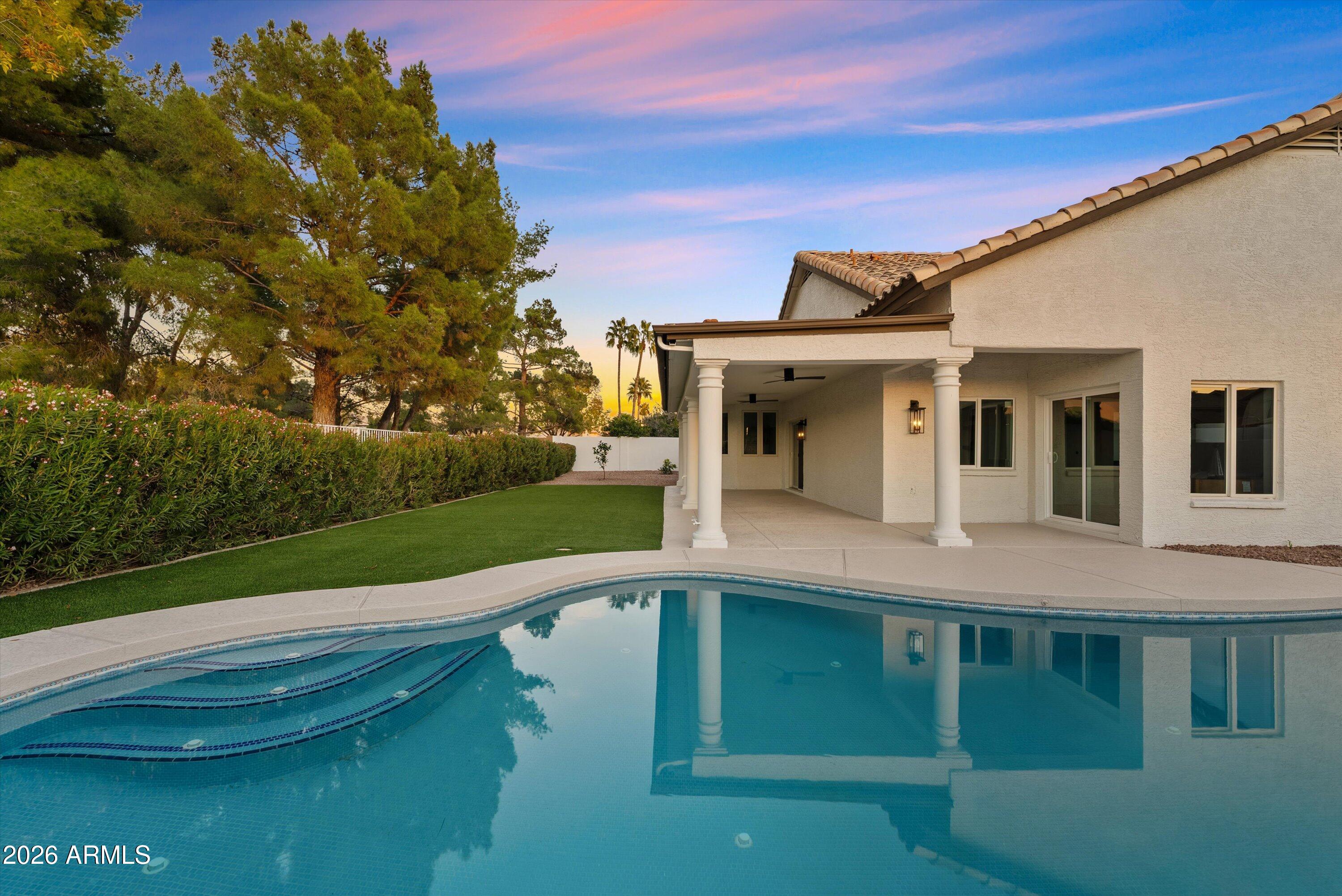 4928 E PARADISE Lane