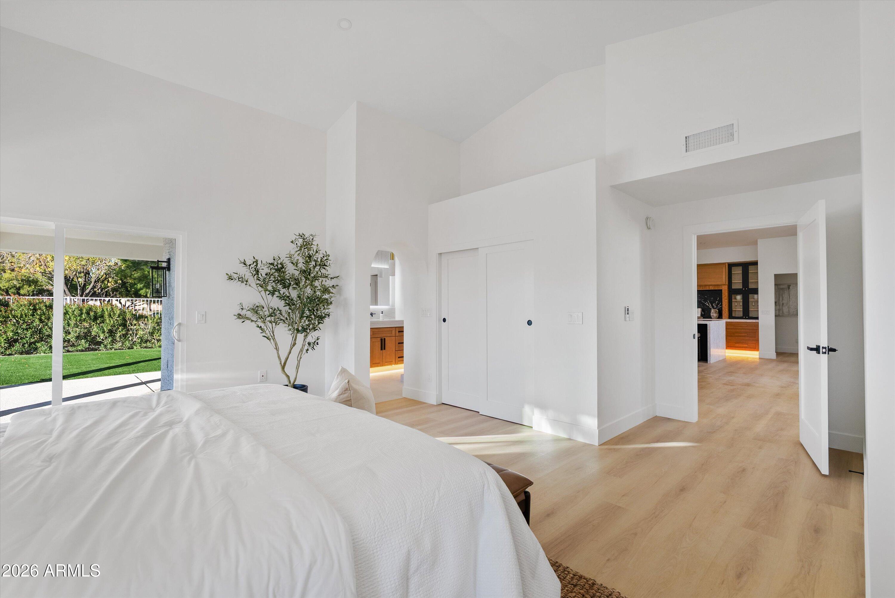 4928 E PARADISE Lane